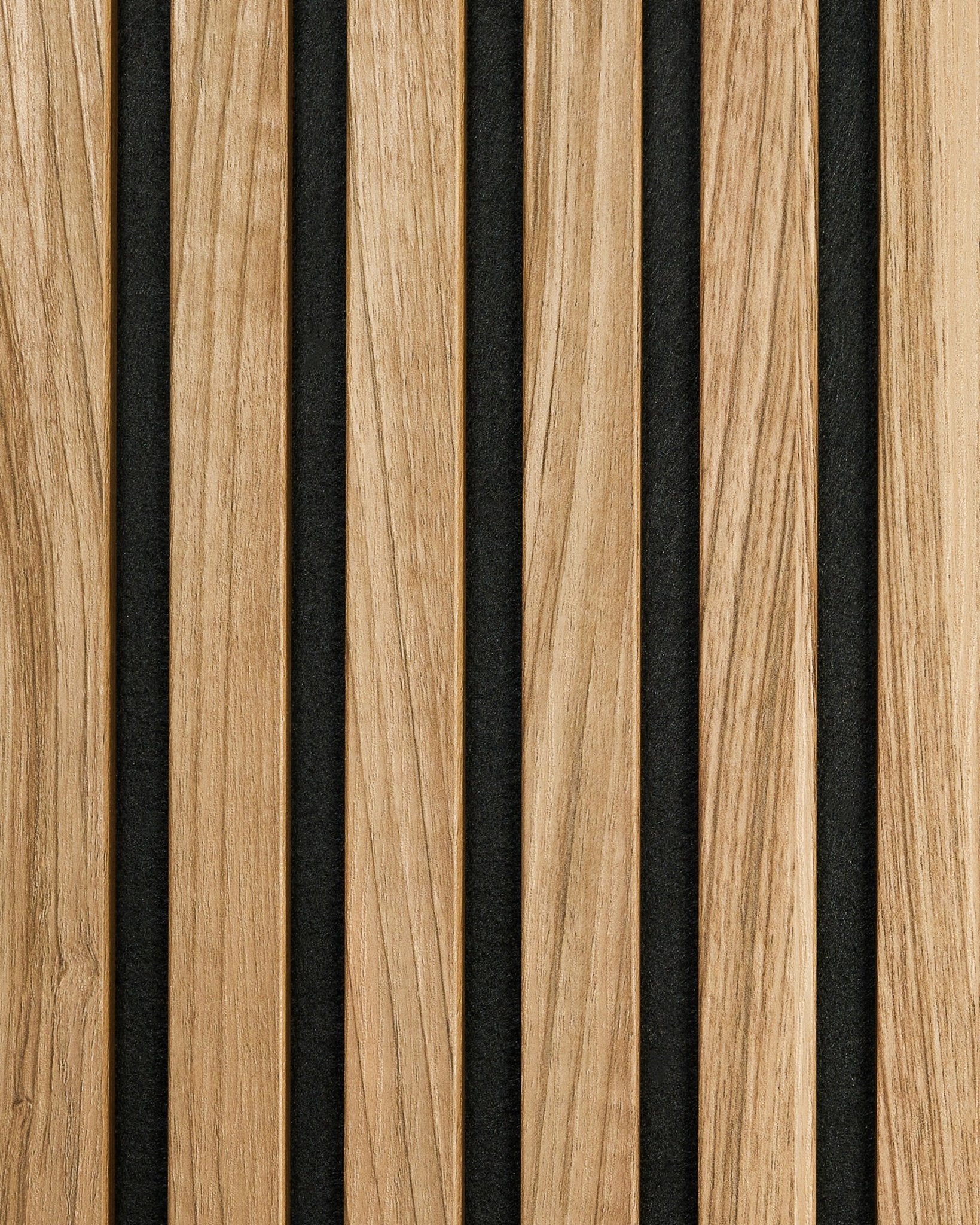 Essential | Próbka / English Walnut od WoodUpp ma listwy vertical Panel akustyczny z naturalnego orzecha włoskiego oraz szczeliny black, co daje nowoczesny, minimalistyczny efekt.
