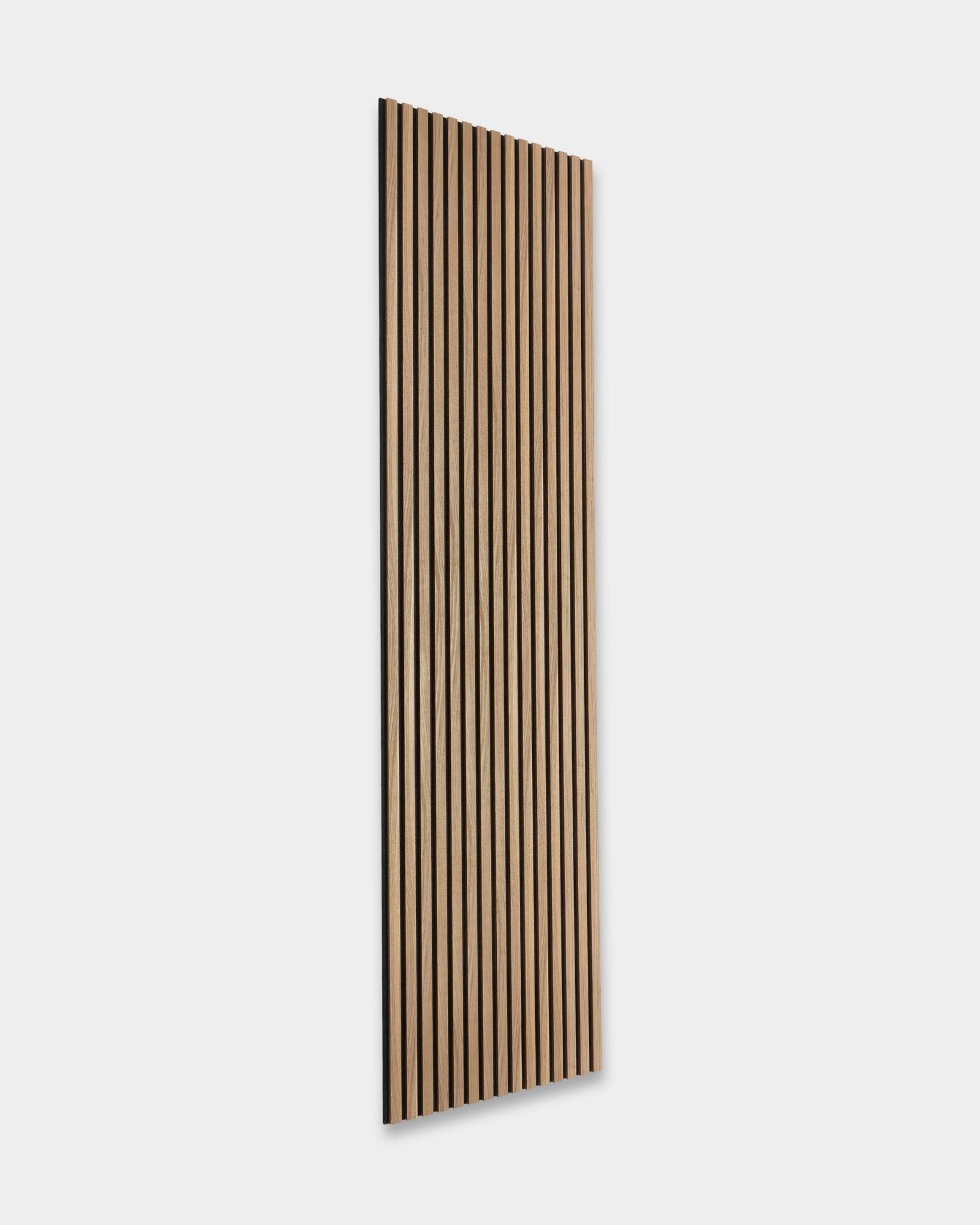 WoodUpp Essential Akupanel w kolorze English Walnut, 240 x 60 cm, ma vertical drewniane lamele na gładkim jasnoszarym tle. Skandynawski panel akustyczny z drewna.