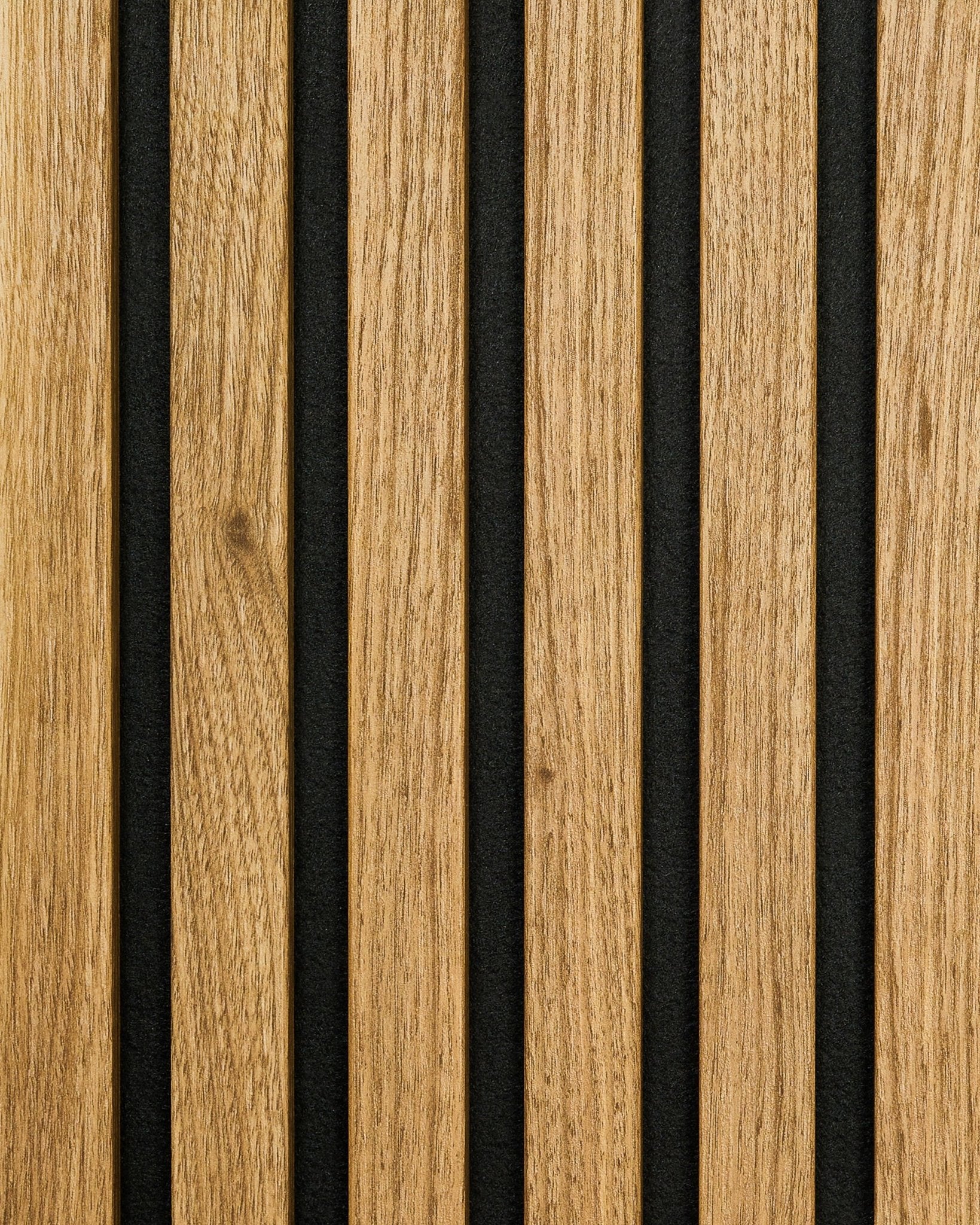 Próbka Akupanel w wykończeniu English Oak od WoodUpp, z vertical drewnianymi lamelami, filcowymi odstępami w kolorze black i widocznym usłojeniem natural wood.
