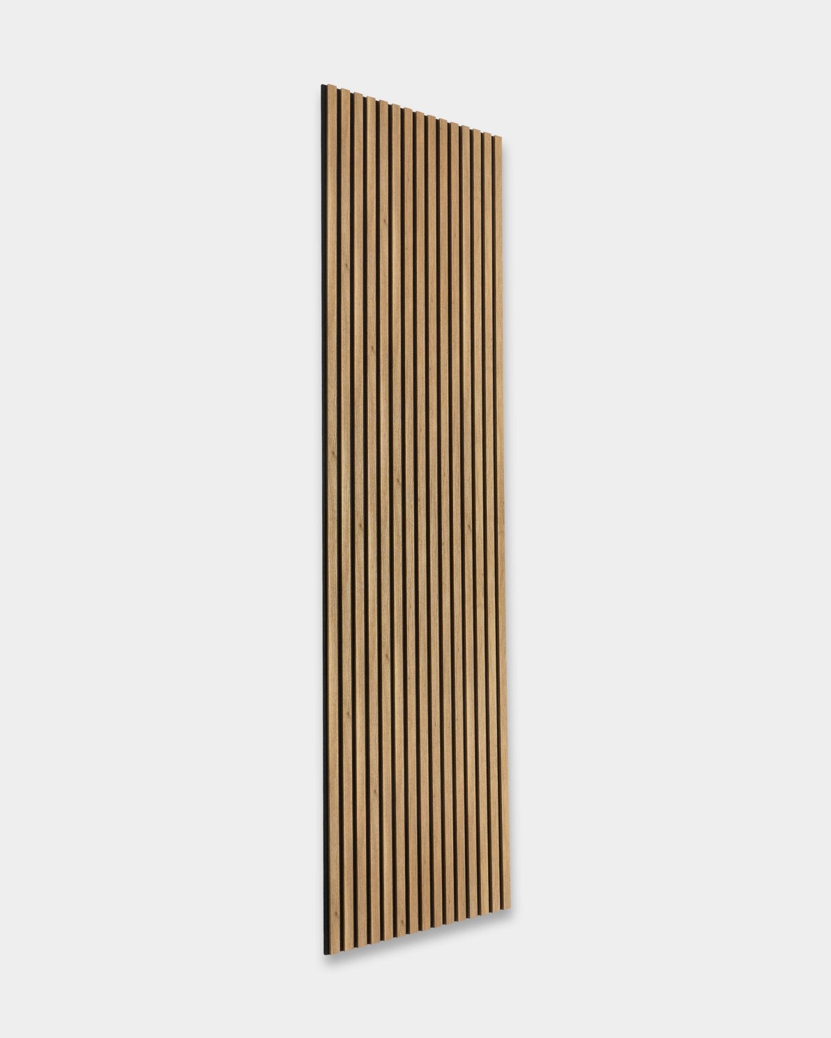 WoodUpp Essential Akupanel w kolorze English Oak (240 x 60 cm) z listwami vertical i jasnym podkładem, zaprojektowanym z myślą o poprawie akustyki.