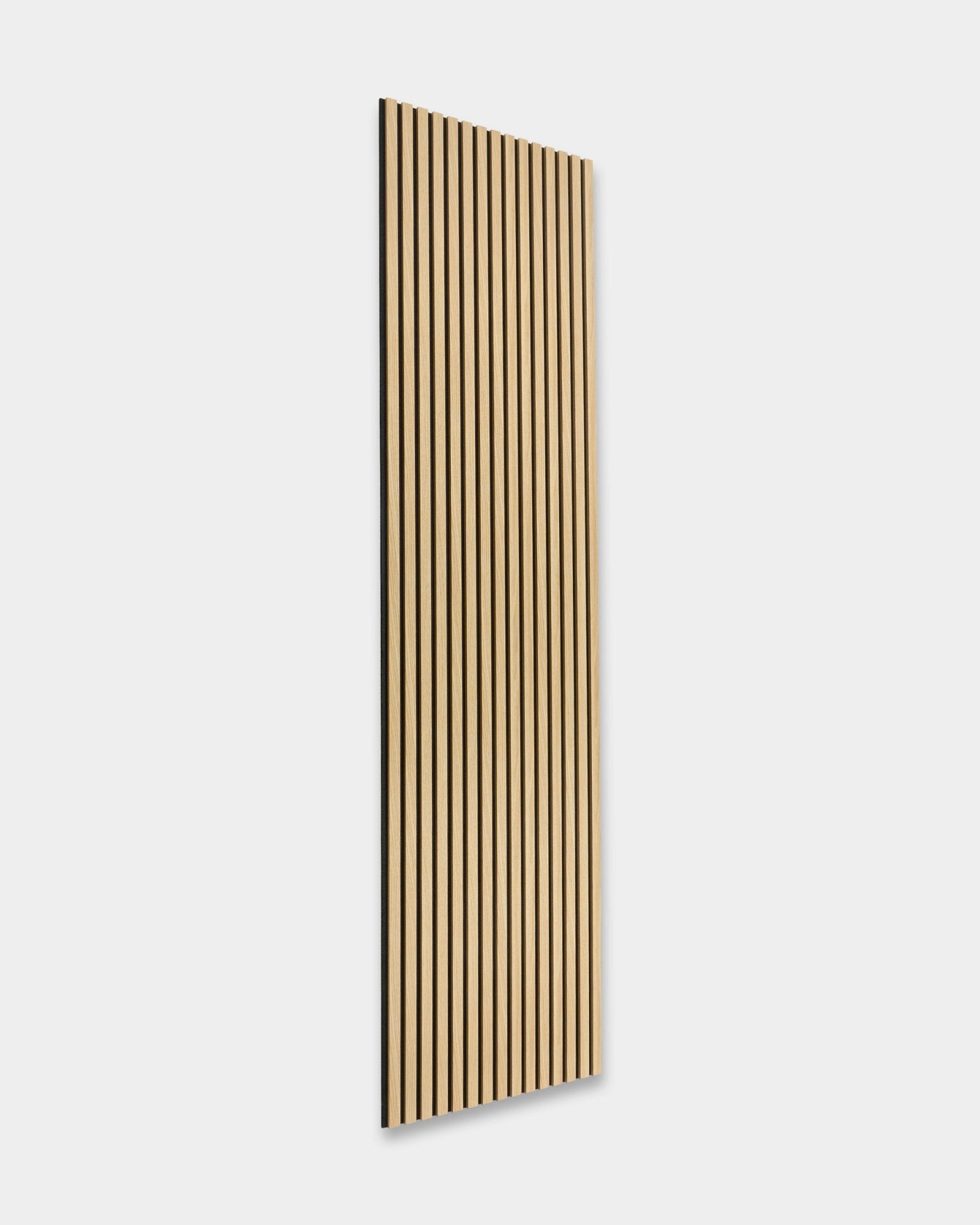 WoodUpp Akupanel The Essential w kolorze Southern Oak, panel Nordic Panel akustyczny o wymiarach 240 x 60 cm, z vertical black rowkami i lamelowym wykończeniem drewna.