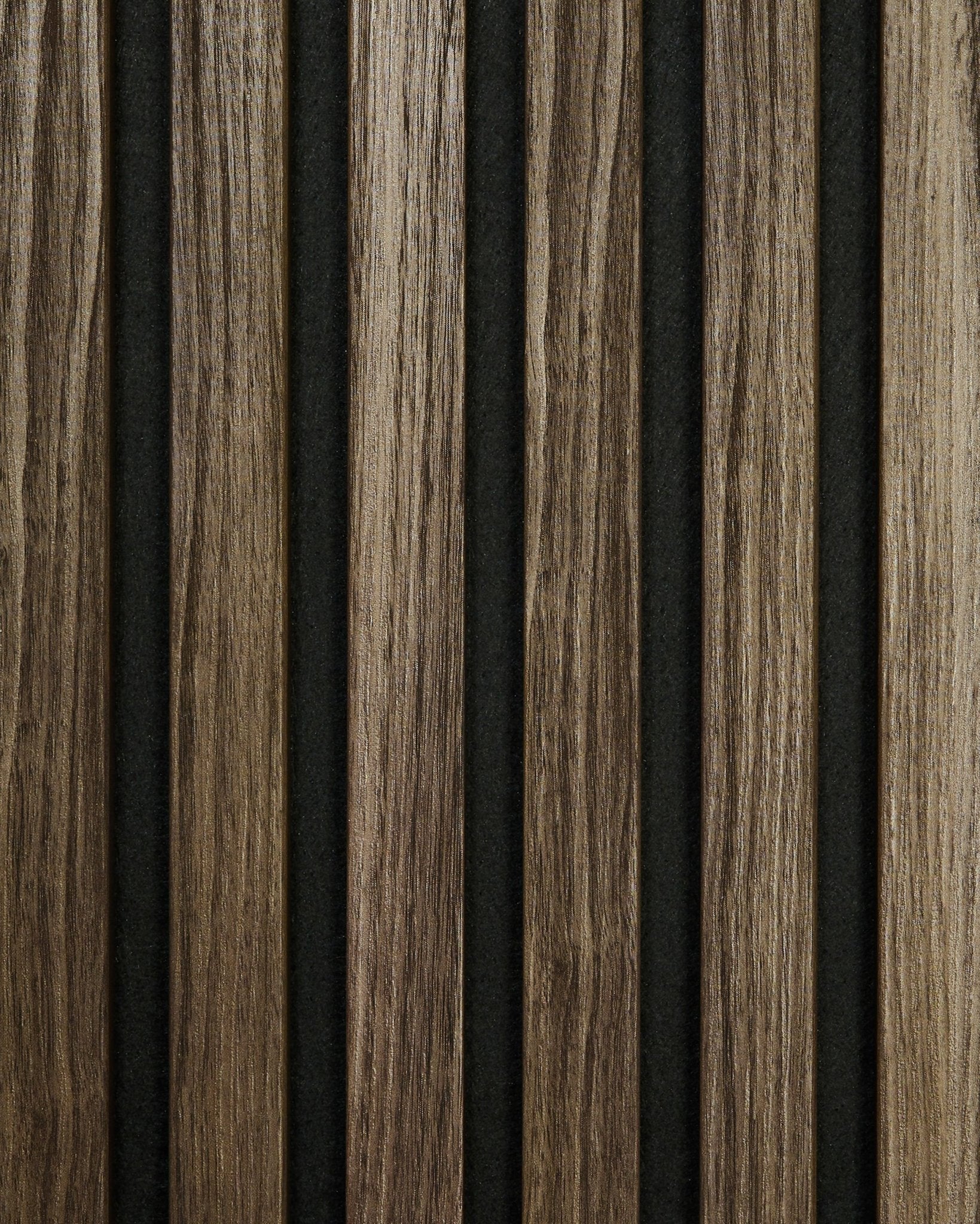 Próbka Akupanel w kolorze Black Oak od WoodUpp ma vertical drewniane listwy na ciemnym tle, które podkreślają usłojenie drewna w nordyckim, minimalistycznym stylu.