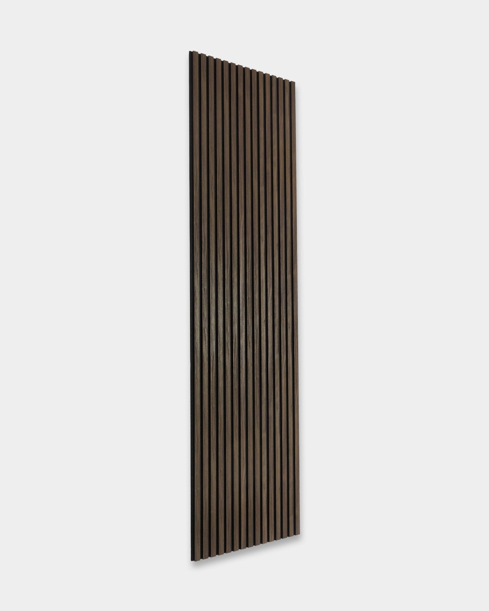 WoodUpp Essential Akupanel w kolorze Black Oak, 240x60 cm Panel akustyczny, z listwami z drewna vertical, zaprojektowanymi z myślą o pochłanianiu dźwięku i nowoczesnej nordyckiej estetyce.