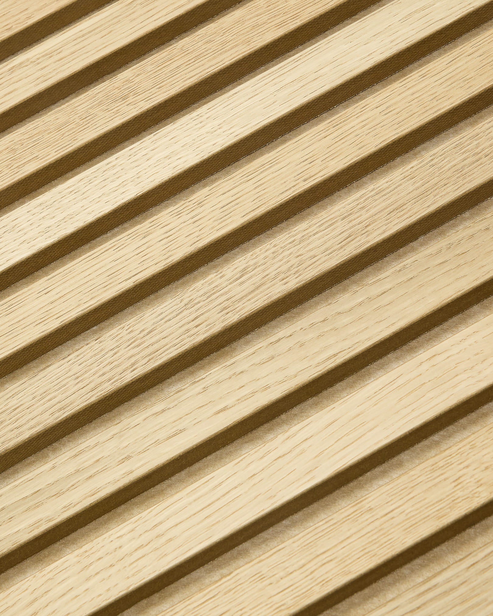 WoodUpp Akupanel Panel akustyczny z listwami natural wood ułożonymi po skosie na filcu beige, tworzy nowoczesny, fakturowany nordycki wygląd, 240x60 cm.