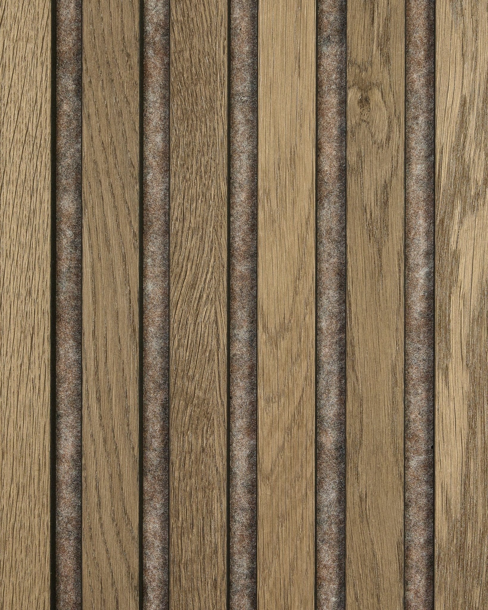 Próbka WoodUpp Akupanel w kolorze Grey Oak, z akustycznymi panelami drewnianymi vertical o naturalnym usłojeniu, z fakturowanym wykończeniem brown oraz ciemnymi pasami filcu między listwami.