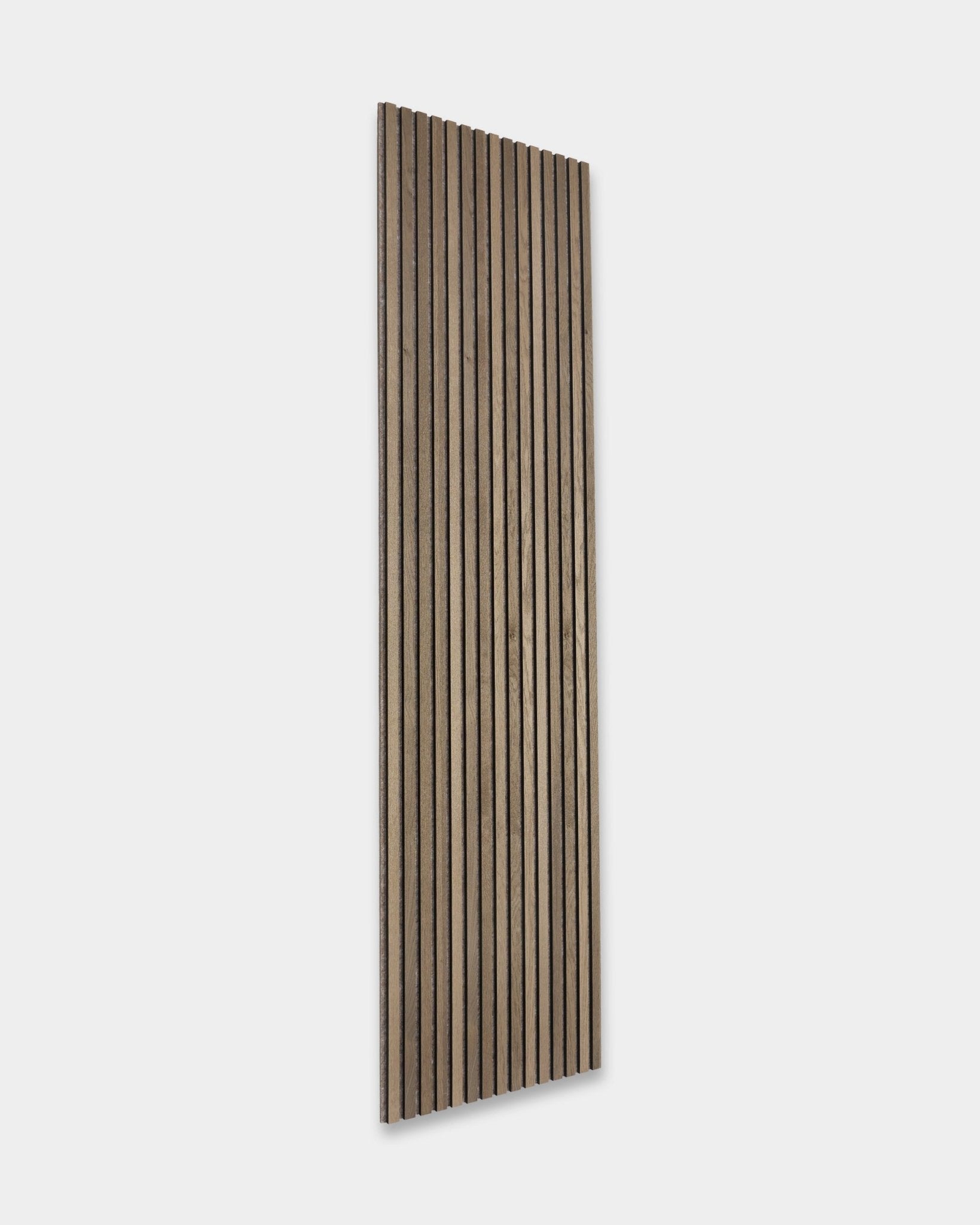 WoodUpp Tonal Akupanel w kolorze Grey Oak (240x60 cm) to nordycki Panel akustyczny z naprzemiennymi ciemnymi i jasnymi listwami natural wood na jasnoszarym podkładzie.