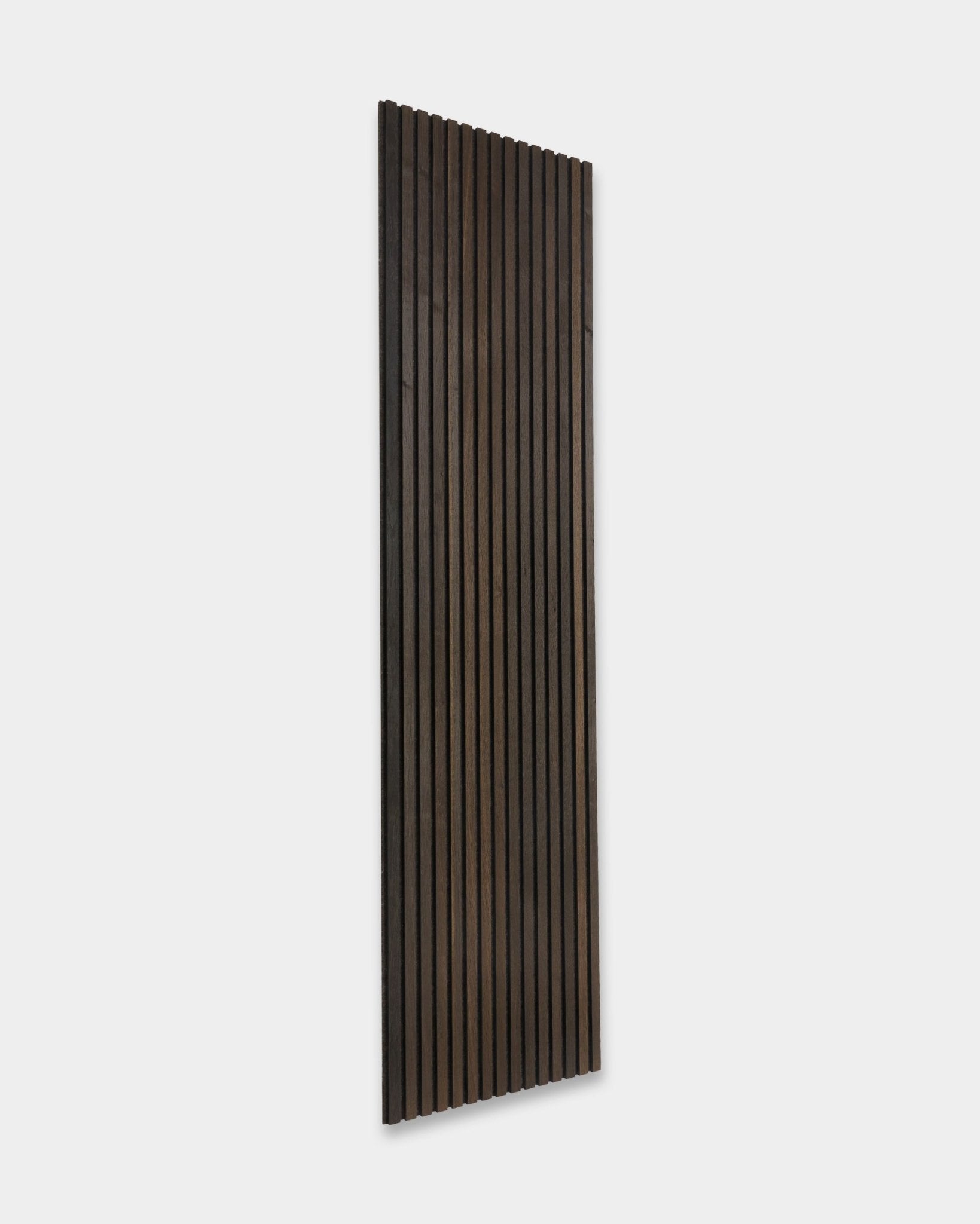 Tonal Akupanel Panel akustyczny od WoodUpp z listwami vertical smoked oak w nordyckim stylu, 240 x 60 cm, na jasnoszarym tle.