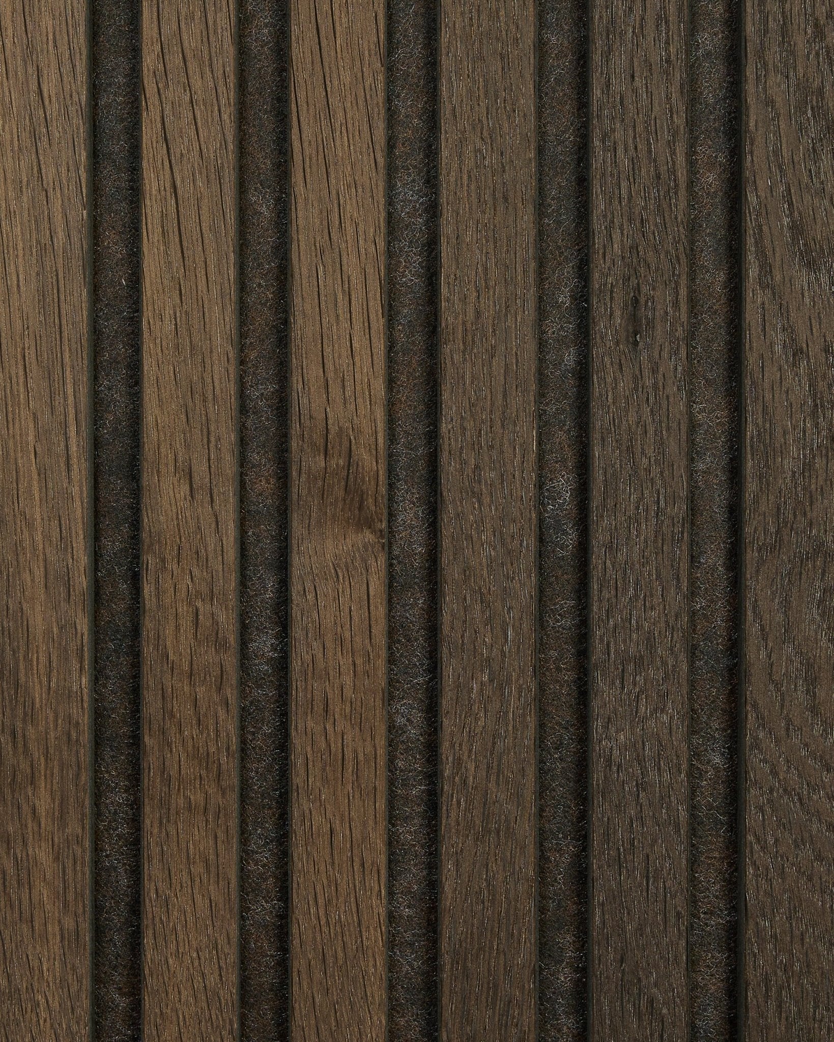 Zbliżenie na próbkę akustycznego panelu drewnianego Akupanel w kolorze Smoked Oak od WoodUpp, z naturalnym usłojeniem brown, vertical rowkami i równomiernie rozmieszczonymi ciemnymi liniami.
