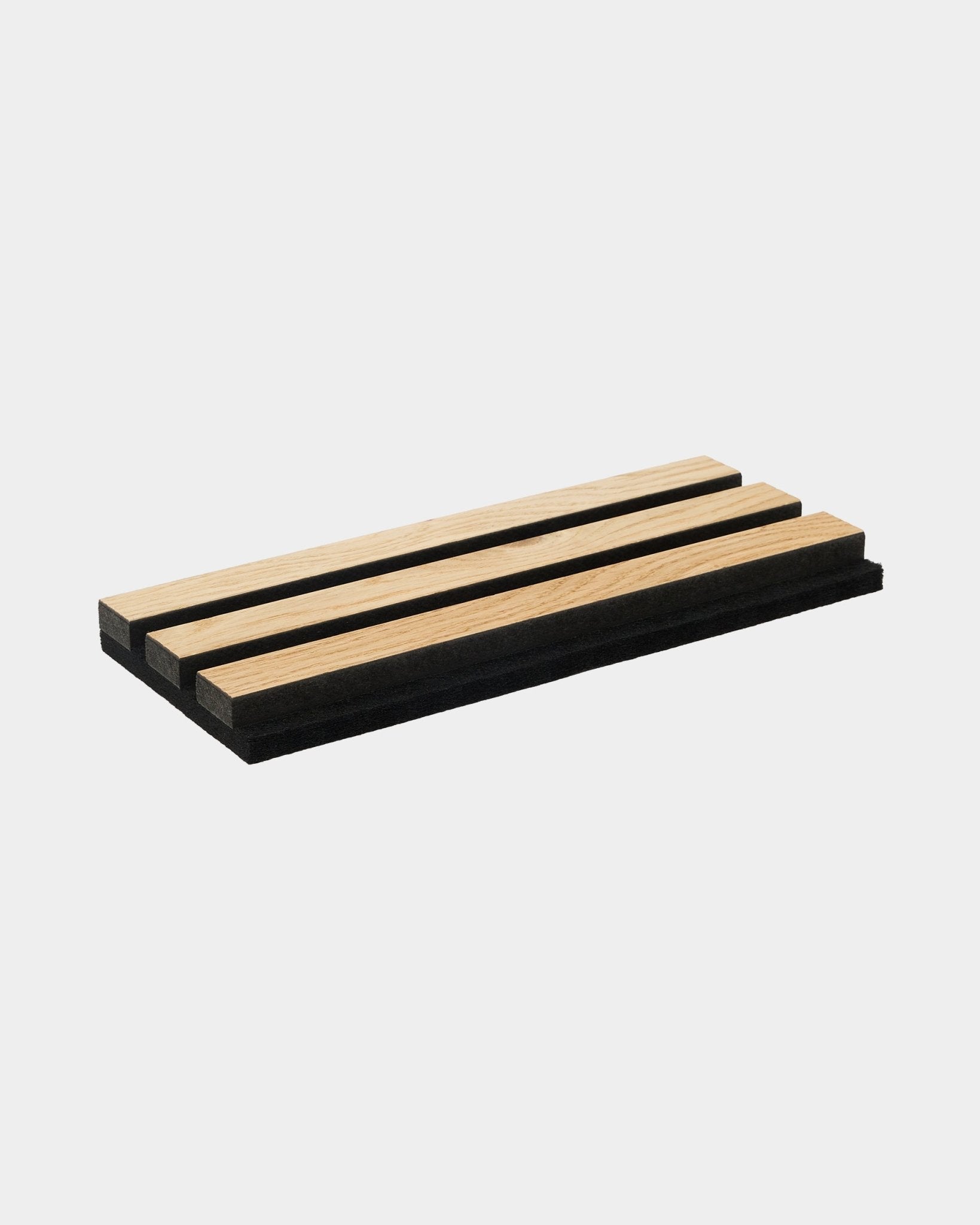 Tacka z próbkami WoodUpp Rustic w kolorze Natural Oak, prezentująca trzy jasne dębowe lamele akustyczne i dwa paski black na białym tle.
