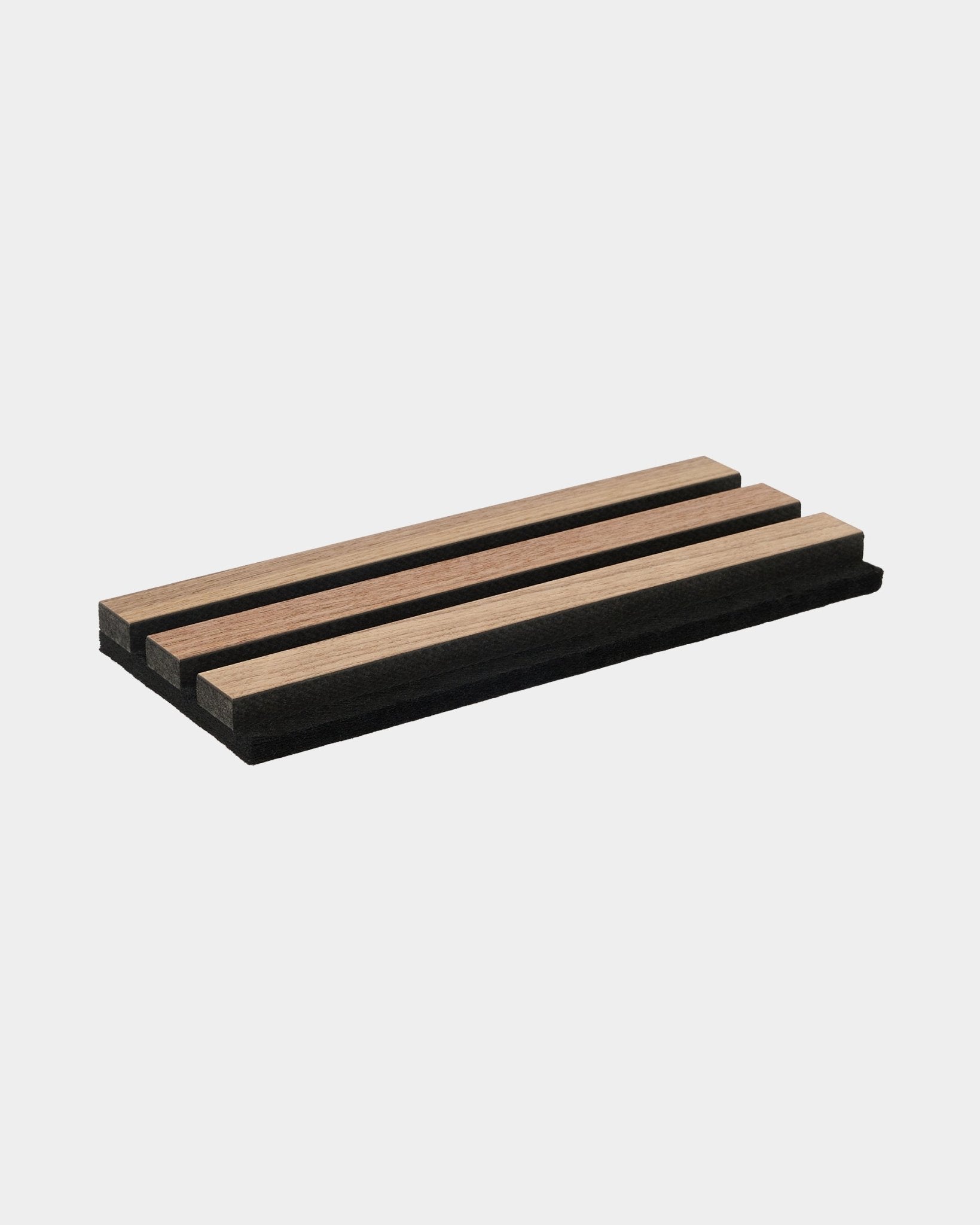 Próbka WoodUpp Original w kolorze orzecha to minimalistyczna drewniana taca z trzema zintegrowanymi listwami świetlnymi i krawędziami black, zaprojektowana do użytku na blacie.