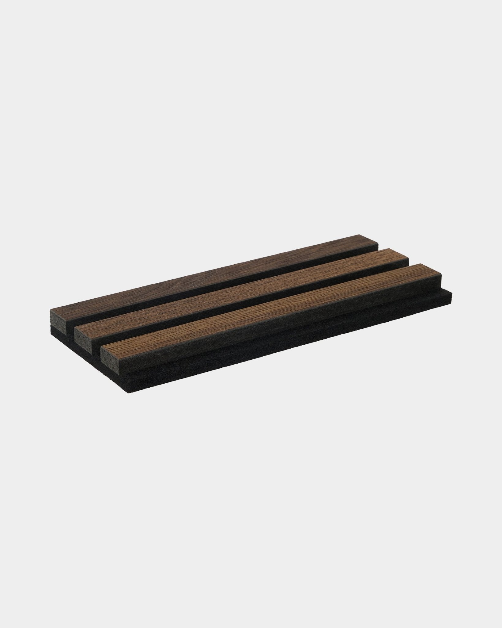 Taca z próbką WoodUpp Rustic w kolorze Smoked Oak z naprzemiennie ułożonymi ciemnymi i średnimi drewnianymi lamelami brown, zaprojektowana jako akcesorium lub element ekspozycyjny.