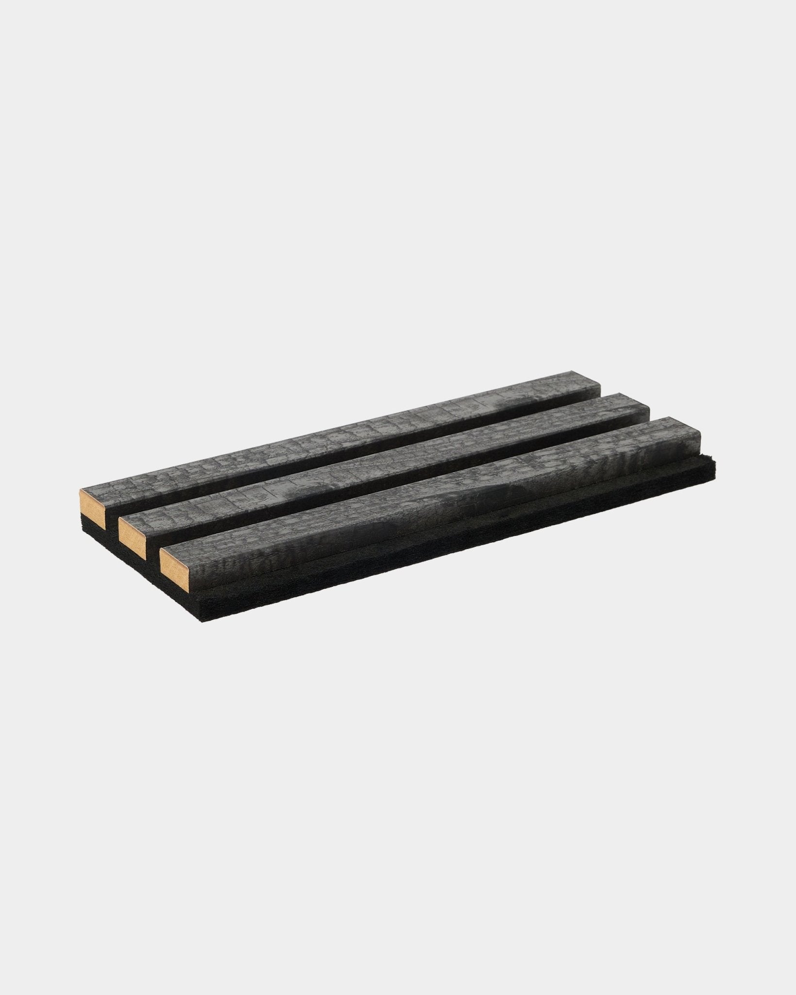 Próbka podkładki Rebel w kolorze charcoal od WoodUpp, wykonana z czterech drewnianych lameli black, pokazuje trwałość i minimalistyczny nordycki design akcesoriów Panel akustyczny.