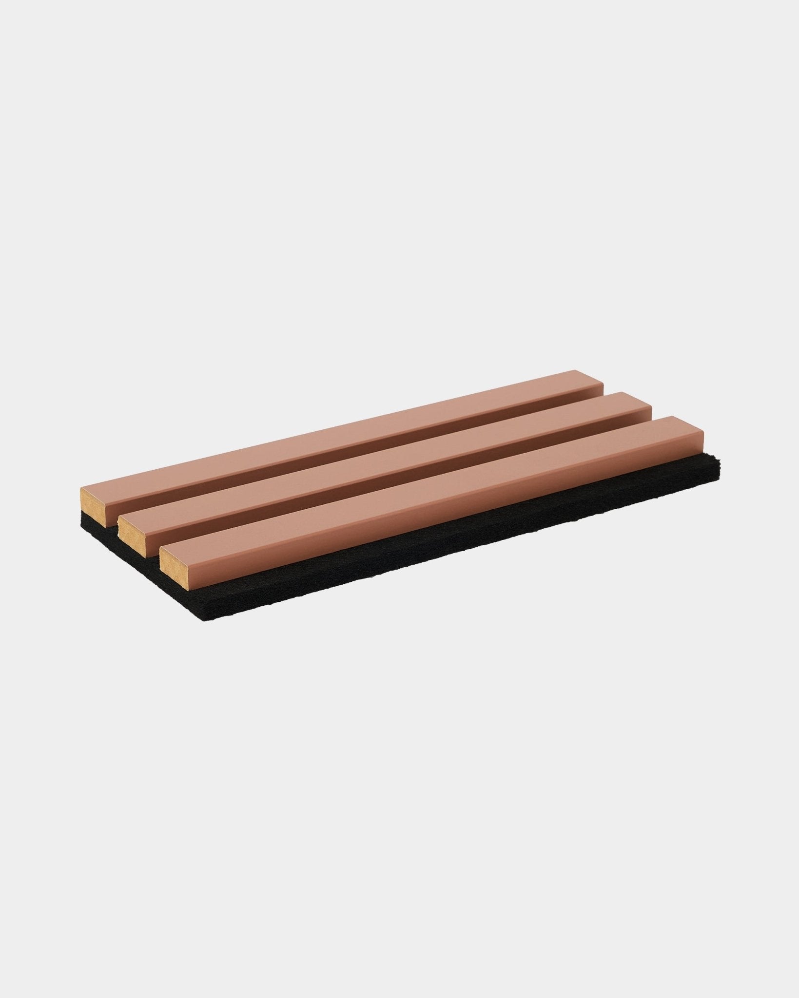 Ekspozytor Hue | Sample / Clay od WoodUpp pokazuje trzy brown drewniane lamele na podstawie w kolorze black, na białym tle. Nordycki akustyczny dodatek drewniany.