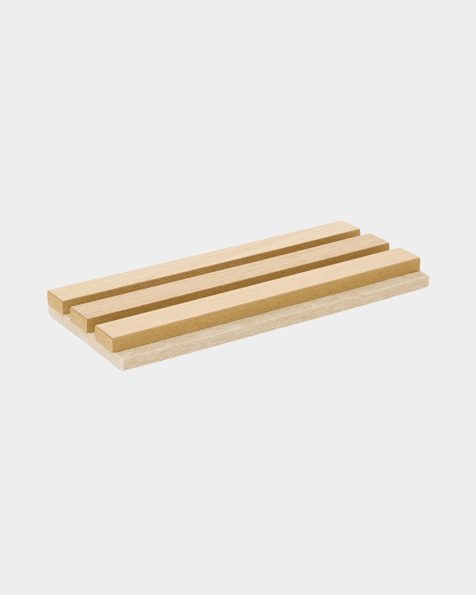 Próbka WoodUpp Tonal w wykończeniu Classic Oak z filcowym podkładem beige, prostokątny Panel akustyczny z trzema wypukłymi drewnianymi listwami do organizacji lub ekspozycji w domu.