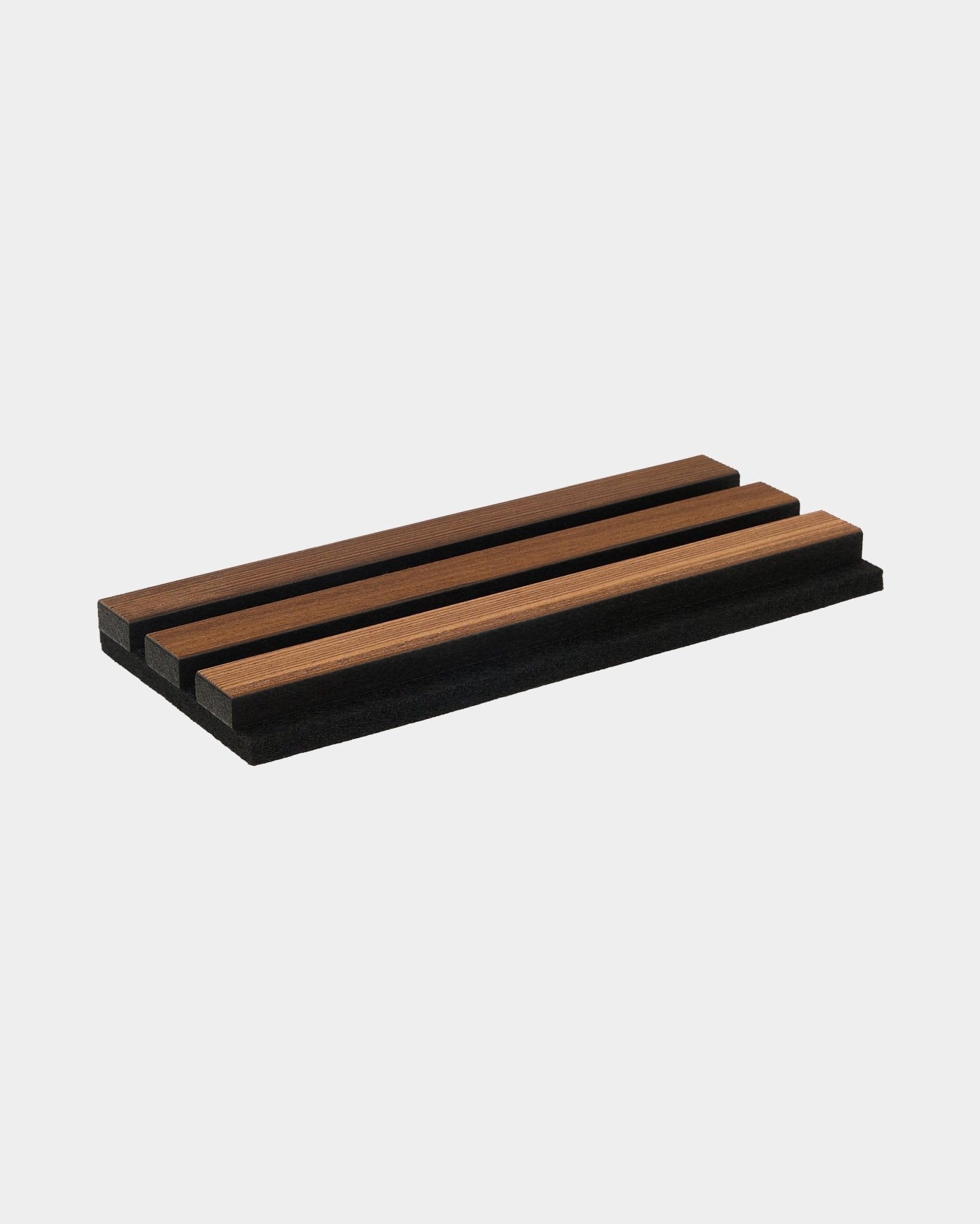 Uchwyt na noże WoodUpp Rustic Smoked Larch z trzema szczelinami na noże na bazie black, wykonany tak, by pasował do nordyckich akustycznych paneli drewnianych.