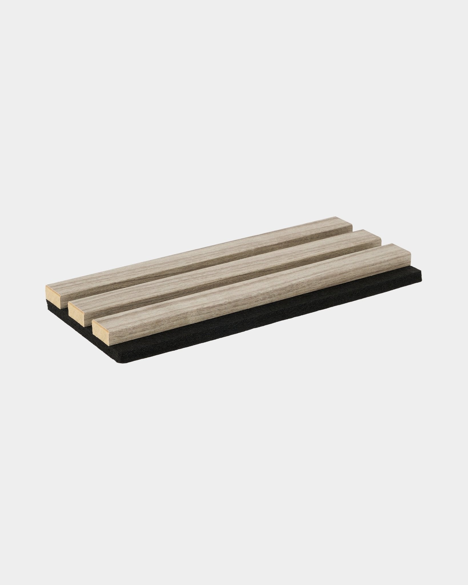 Próbka podstawki pod gorące naczynia WoodUpp Essential w kolorze Weathered Oak z trzema dębowymi lamelami na bazie black, zaprojektowana tak, by chronić kuchenne powierzchnie i pasować do nordyckich wnętrz.