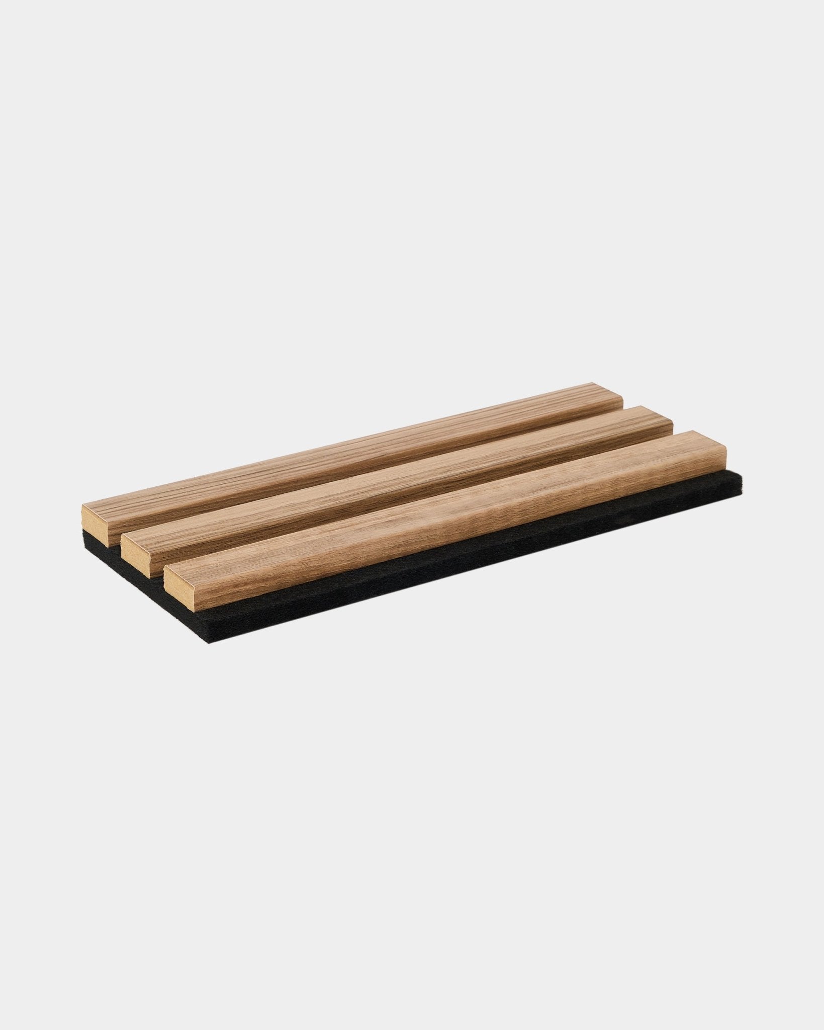 Podkładka Essential marki WoodUpp w wykończeniu English Walnut, z trzema równoległymi drewnianymi listwami na podstawie black; minimalistyczny dodatek do nowoczesnych kuchni inspirowanych stylem nordyckim.