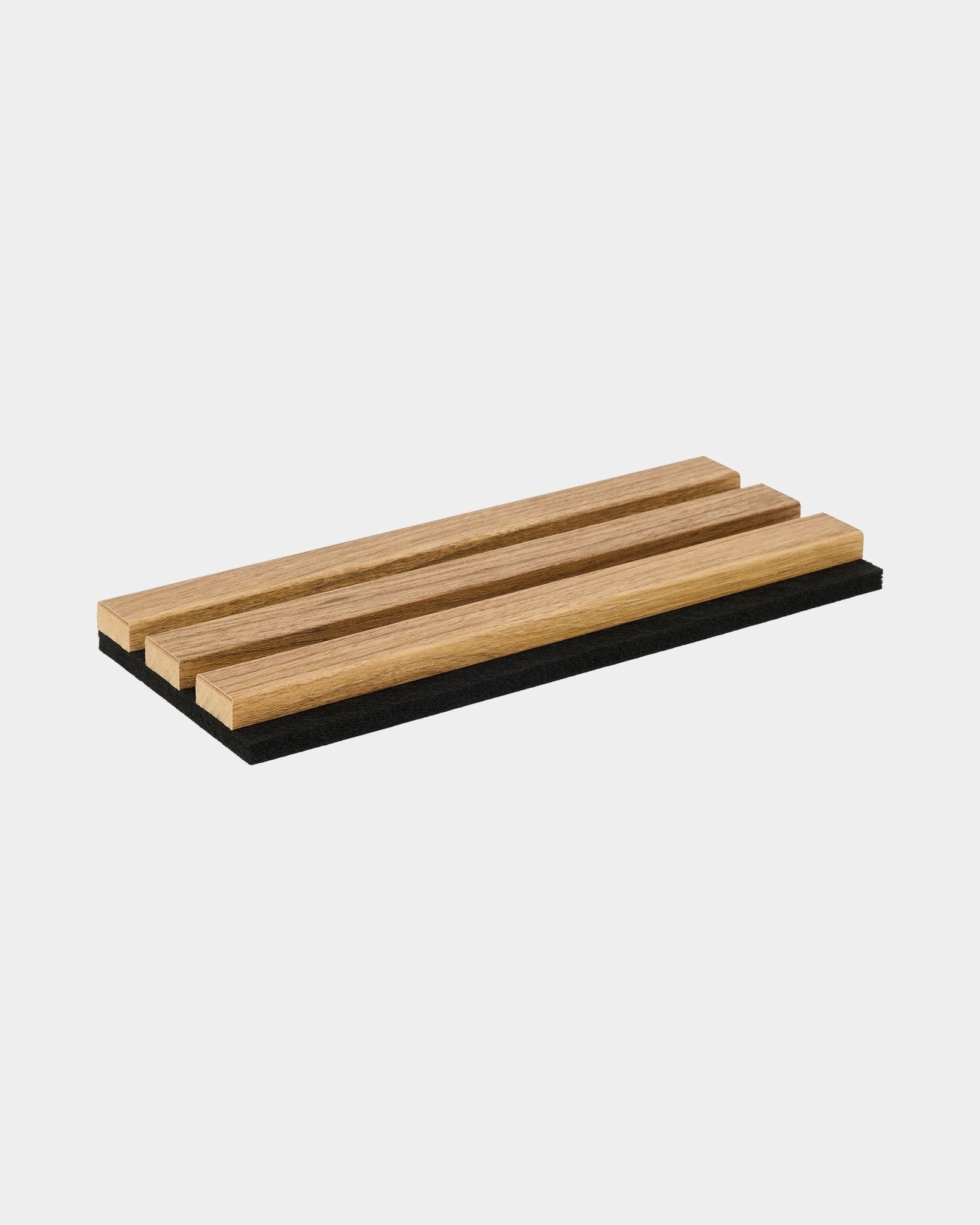 Próbnik WoodUpp Essential English Oak z zestawem trzech drewnianych lameli na bazie black, pokazujący nordycki styl i wykończenie materiału paneli akustycznych.