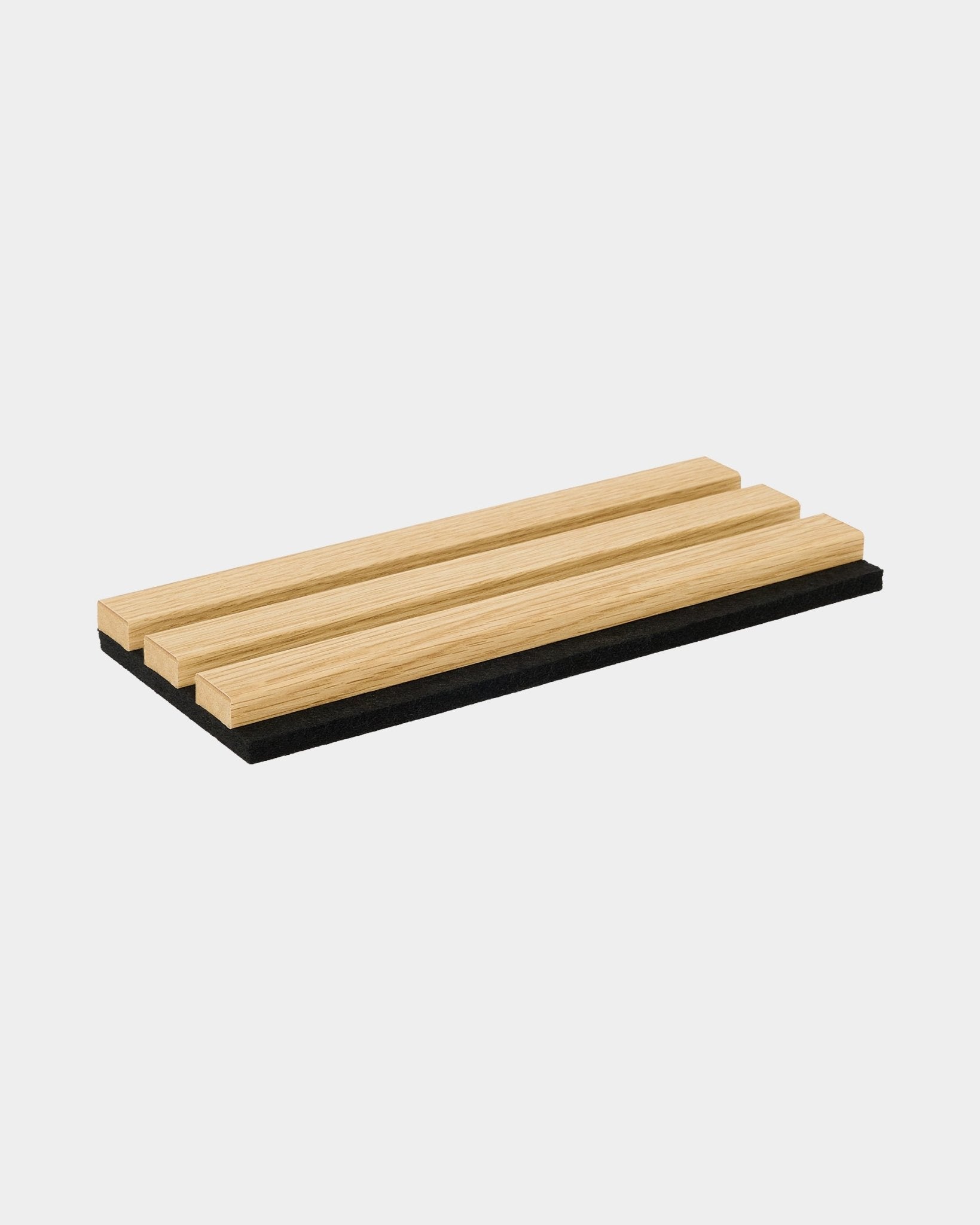 Próbka WoodUpp Akupanel w dekorze Southern Oak, z trzema jasnymi lamelami drewnianymi na black akustycznym podkładzie, utrzymana w minimalistycznym, nordyckim stylu.