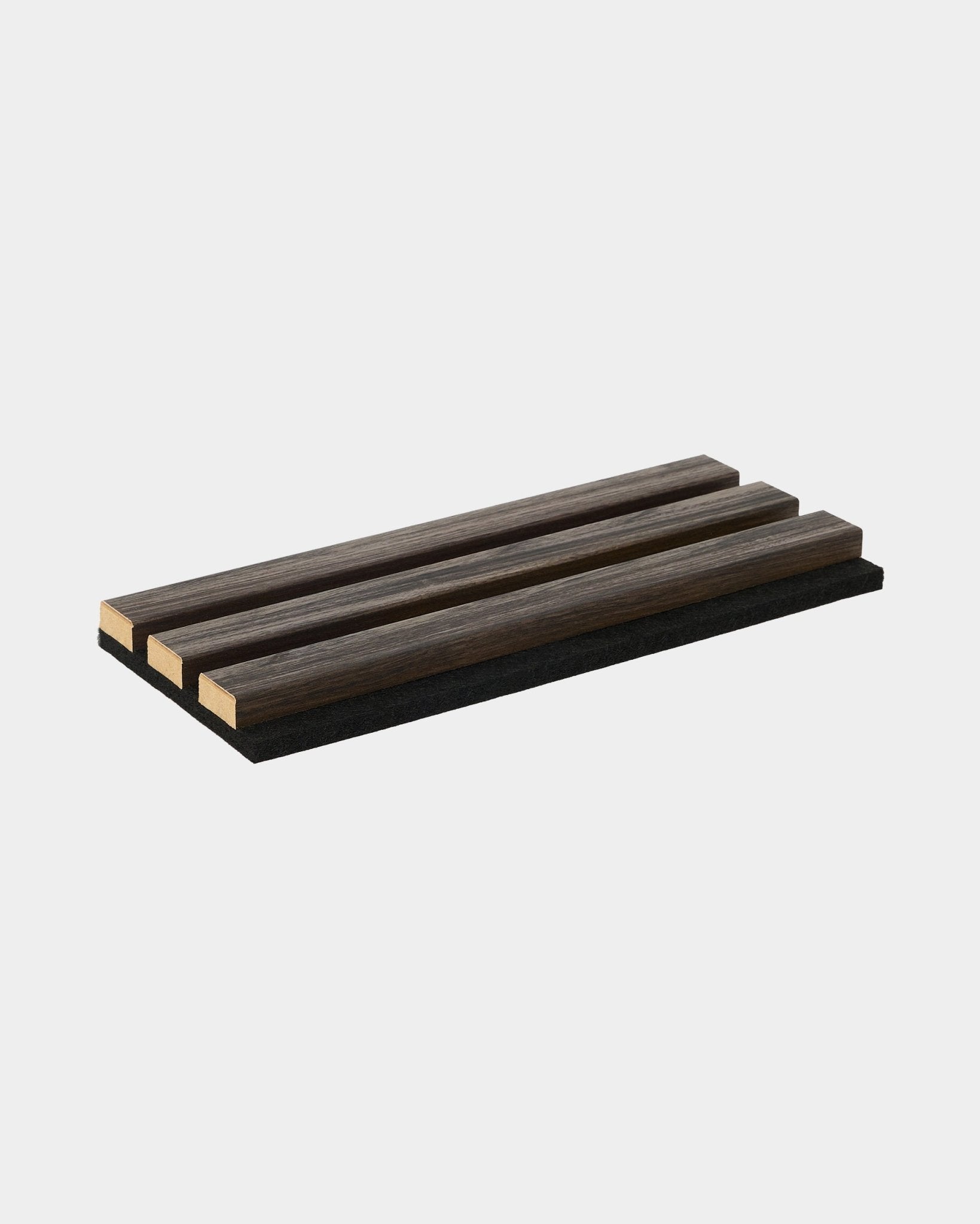Próbka WoodUpp Essential w kolorze Black Oak — prostokątna podkładka z trzema drewnianymi listwami, zaprojektowana jako uzupełnienie kolekcji nordyckich akustycznych paneli drewnianych.