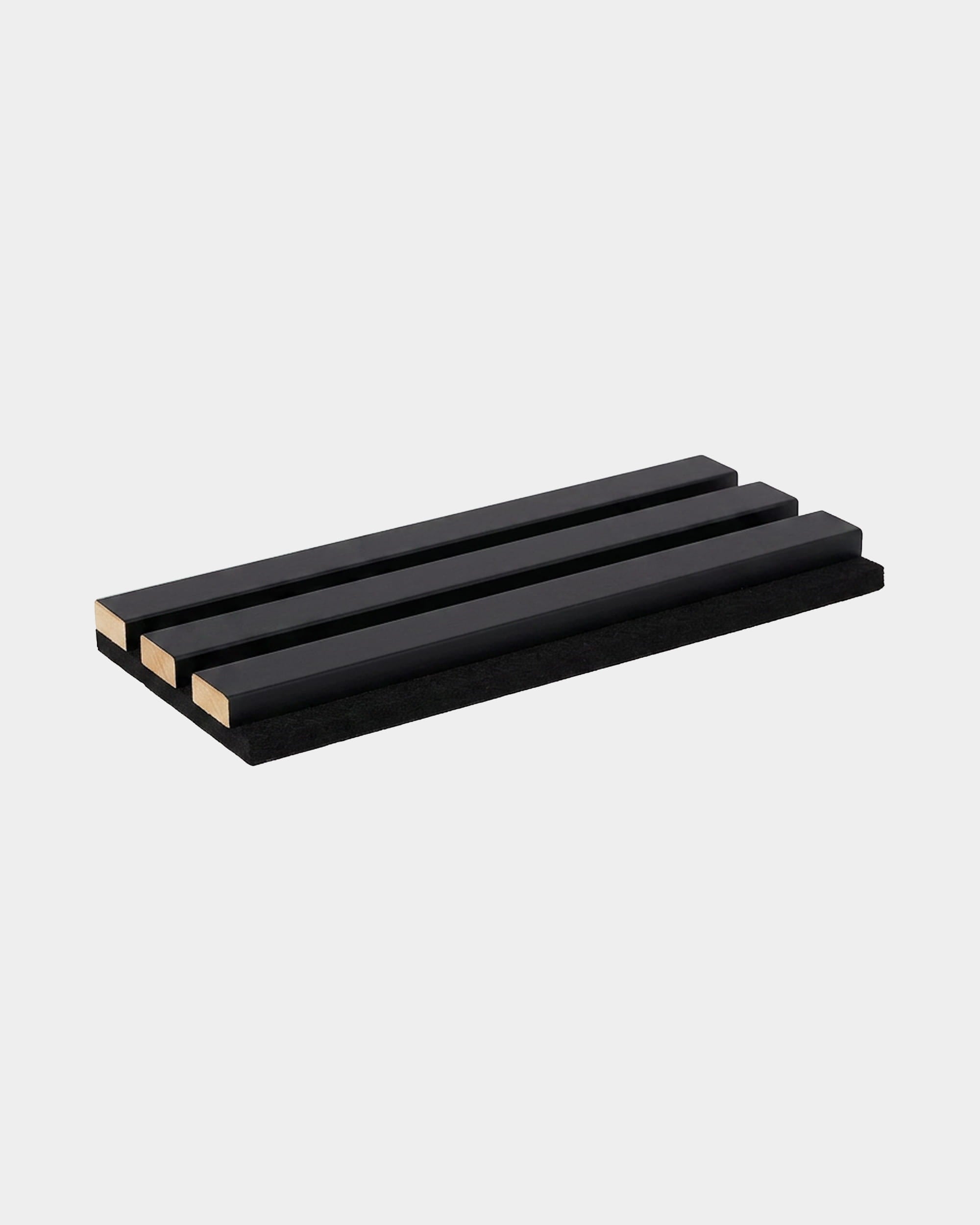 Trzy równoległe prostokątne lamele akustyczne black na podstawie, przedstawiające próbkę WoodUpp Akupanel w wykończeniu colored black z widocznymi zakończeniami natural wood.