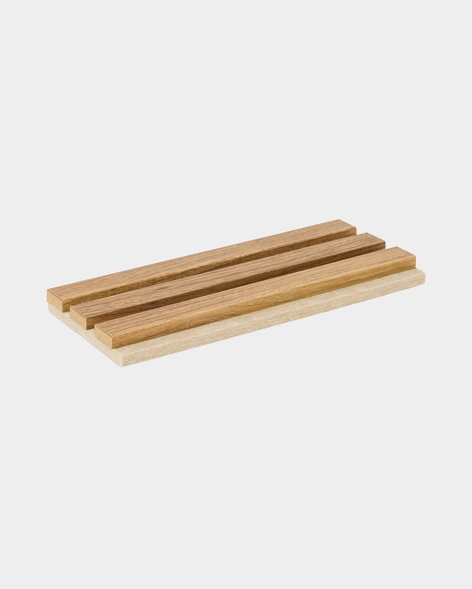 Taca z próbkami WoodUpp Akupanel prezentująca prostokątne próbki z lamelami w wykończeniu English Oak Panel akustyczny z podkładem z filcu Beige do wyboru produktu.