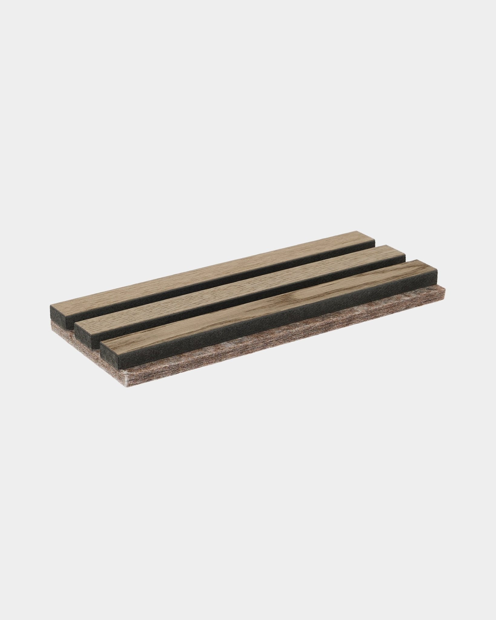 Próbka WoodUpp Tonal w kolorze Grey Oak, mydelniczka z bambusowych listew z otwartymi szczelinami odpływowymi oraz naprzemiennymi jasnymi i ciemnymi tonami drewna.