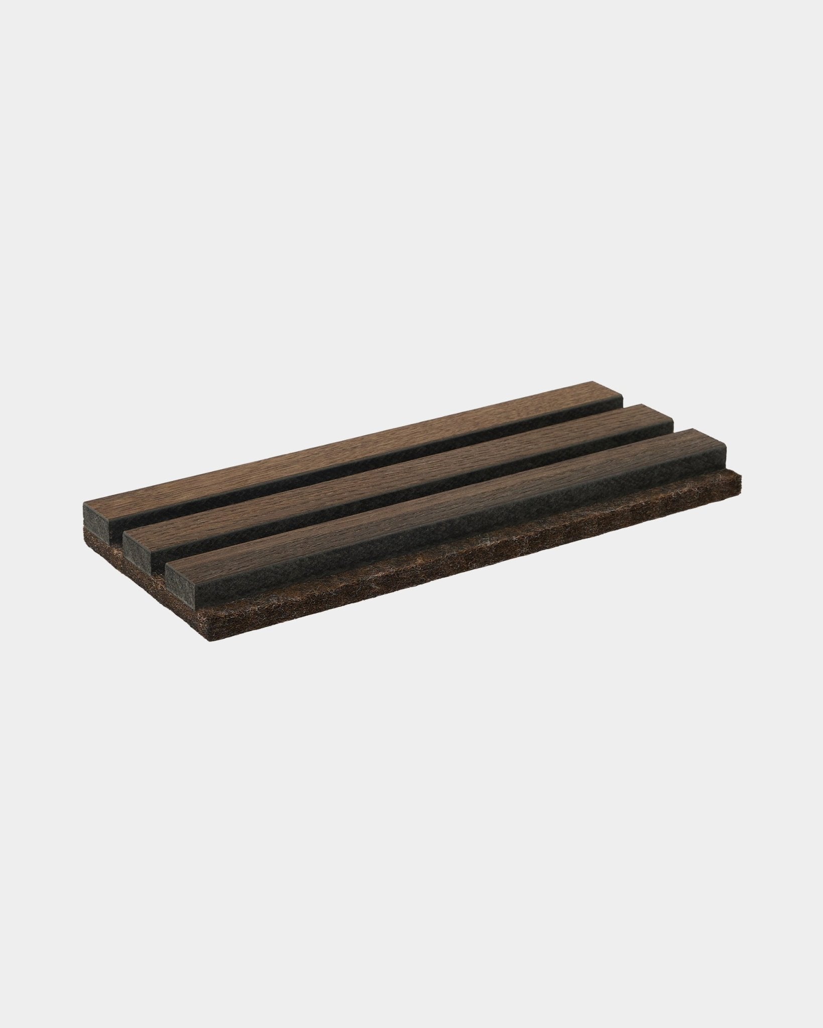 Mydelniczka WoodUpp Tonal w ciemnym kolorze smoked oak, wykonana z natural wood, ma trzy równoległe rowki; akcesorium zaprojektowane jako uzupełnienie kolekcji Akupanel.
