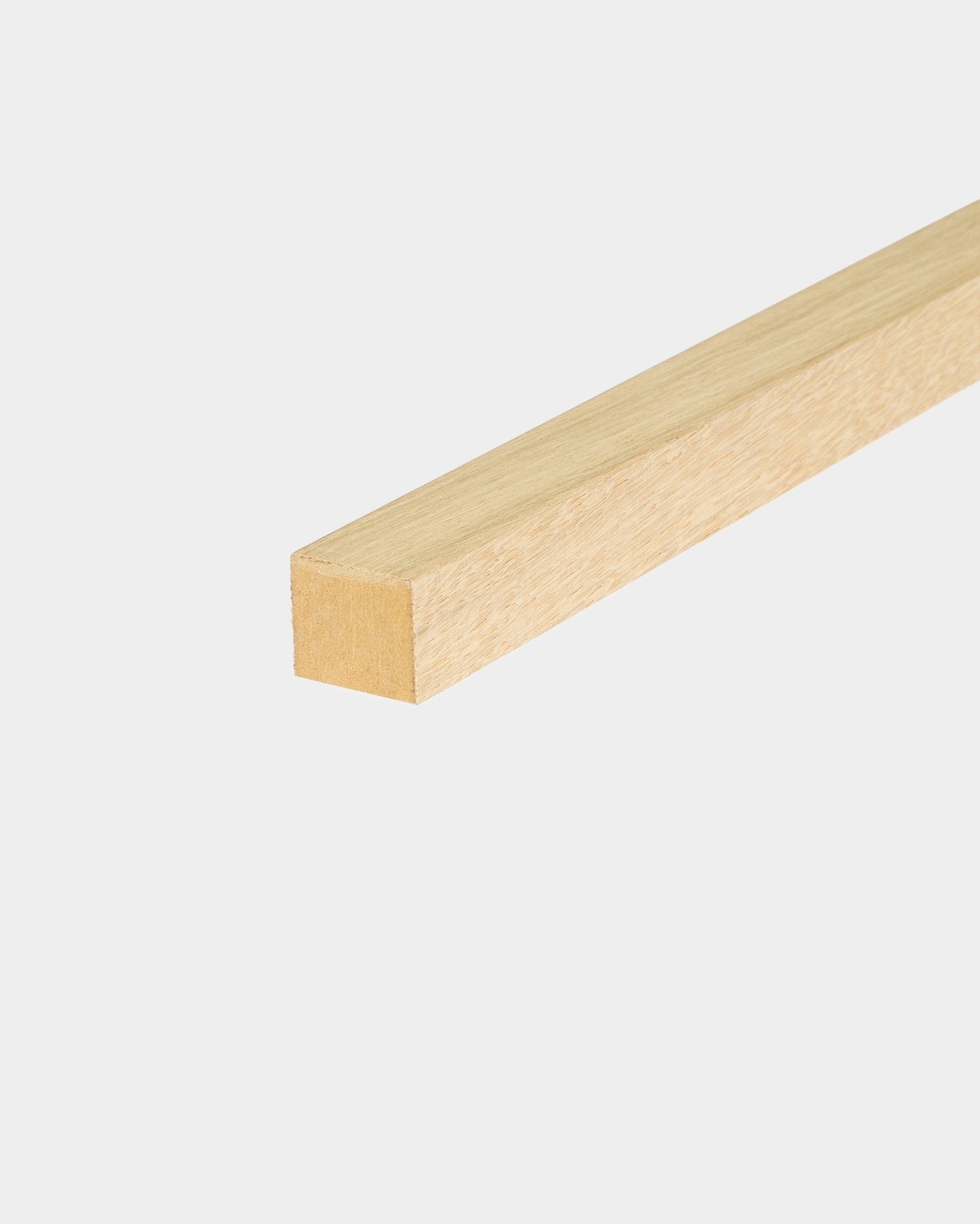 Końcowa lamela WoodUpp w dekorze Classic Oak, o grubości 2,2 cm, przeznaczona do montażu Akupanel Panel akustyczny lub na ramach z MDF, pokazana na jednolitym białym tle.