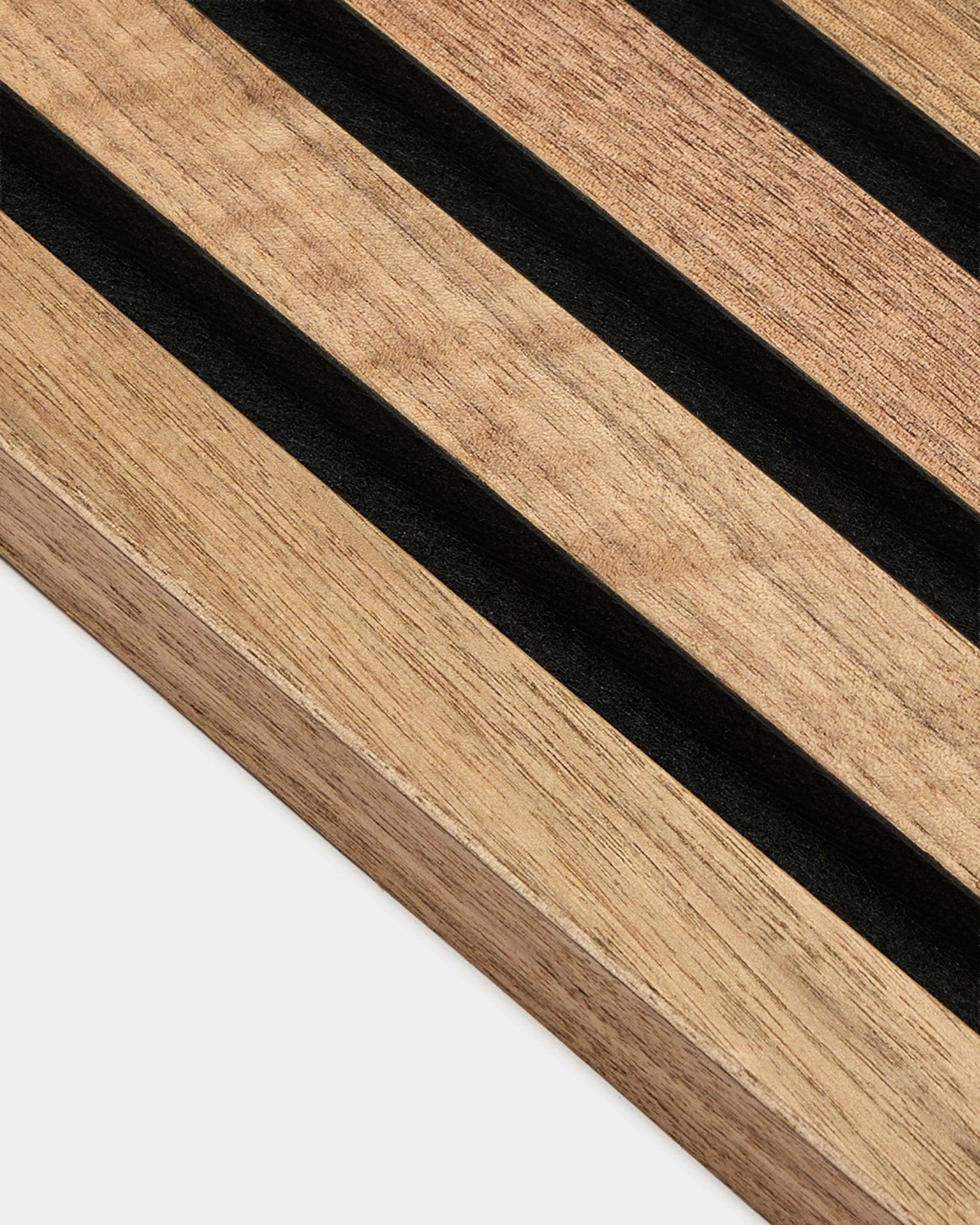 Zbliżenie na WoodUpp Akupanel End Lamella w kolorze orzecha, 2,2 cm Panel akustyczny, z równoległymi paskami black i widocznym usłojeniem drewna orzechowego na białym tle.