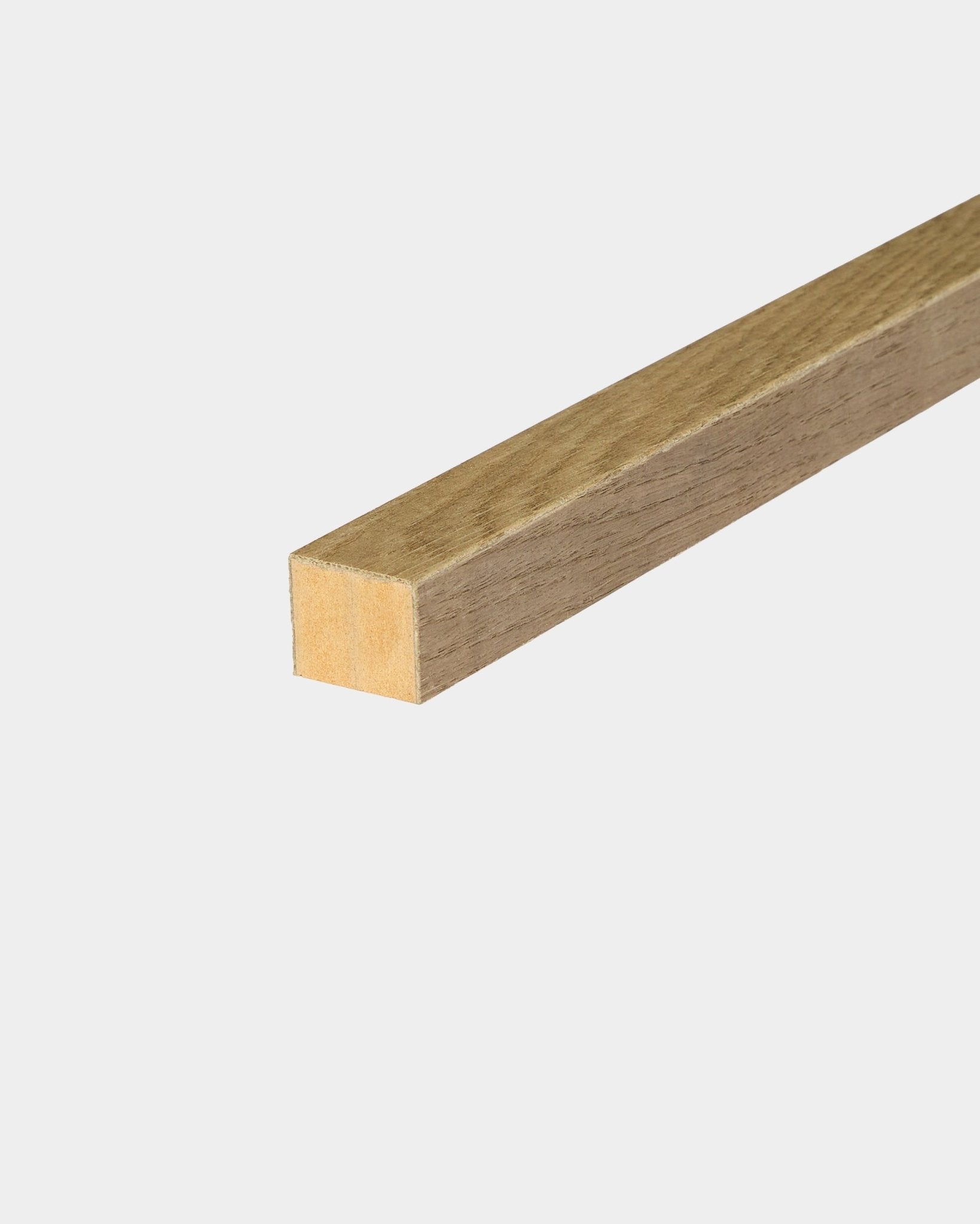WoodUpp End Lamella w kolorze Rustic Grey Oak, szerokość 2,2 cm, cięta pod kątem na białym tle; zaprojektowana jako akcesorium do instalacji Akupanel Panel akustyczny lub paneli MDF.
