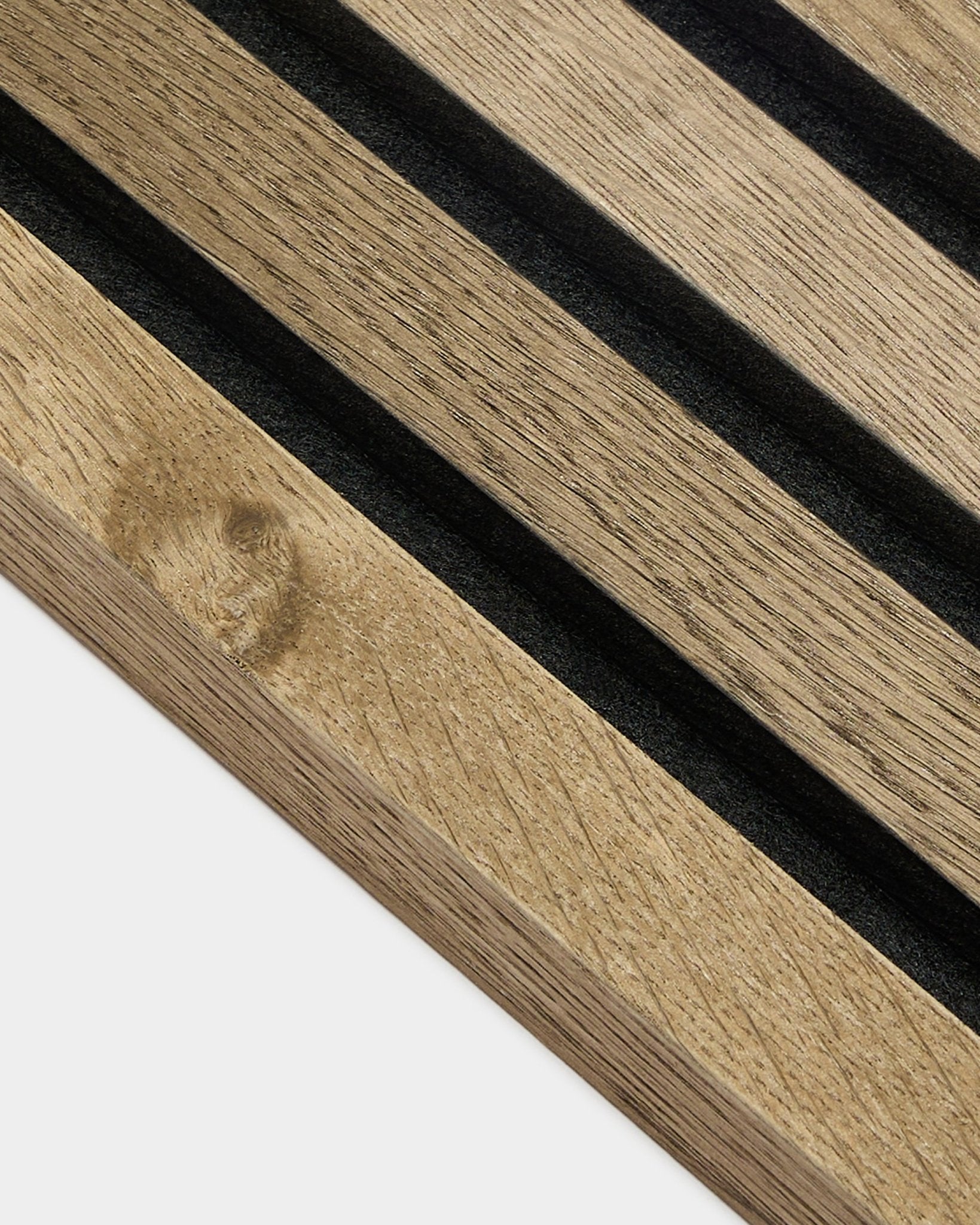 Zbliżenie na WoodUpp Akupanel End Lamella w kolorze Rustic Grey Oak, 2,2 cm MDF Panel akustyczny z rowkami black i widocznym usłojeniem drewna na jasnoszarym tle.