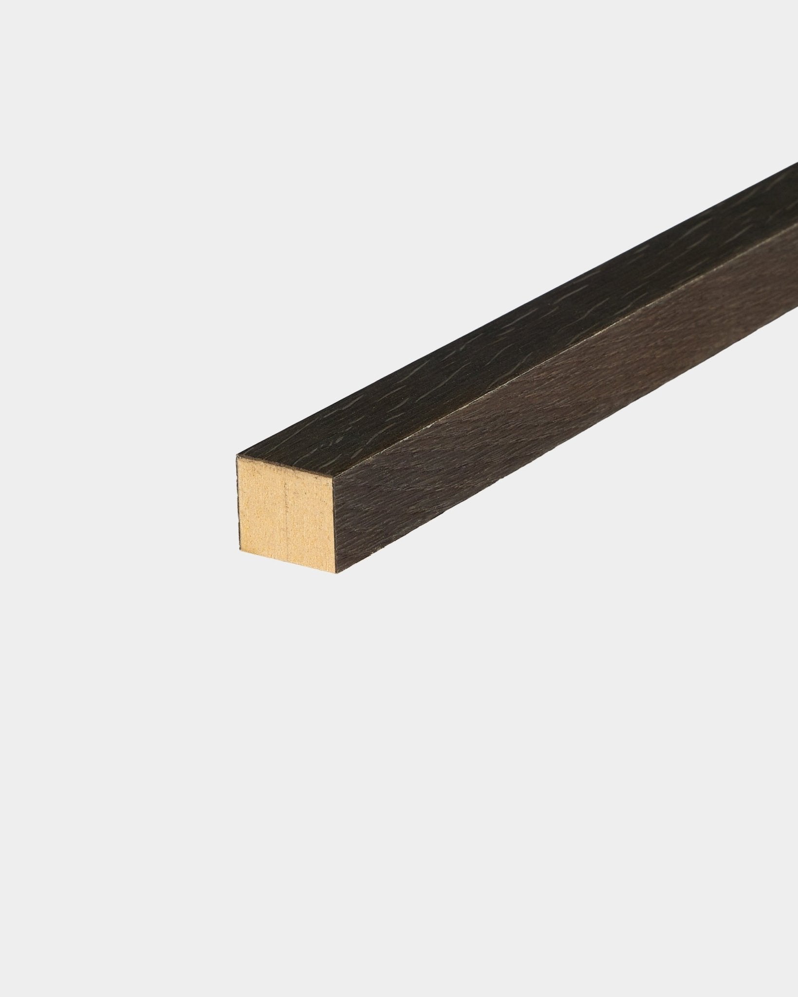 Lamela końcowa WoodUpp w wykończeniu Rustic Smoked Oak, o grubości 2,2 cm, przeznaczona do montażu Akupanel Panel akustyczny lub do obramowania ścian z paneli MDF.