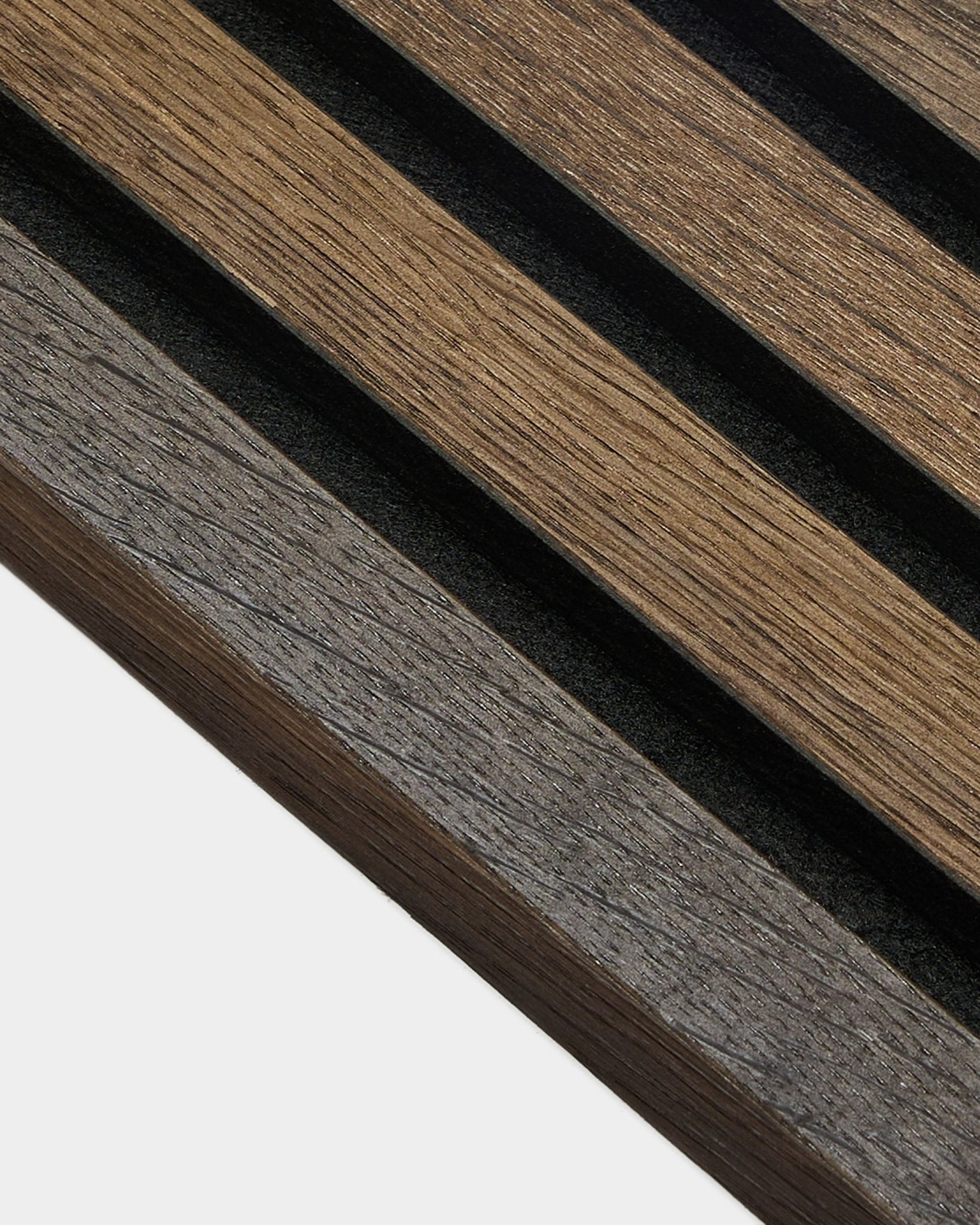 Zbliżenie na lamelę końcową WoodUpp 2,2 cm w wykończeniu rustic smoked oak, pokazujące strukturę słojów odpowiednią do montażu Akupanel Panel akustyczny.