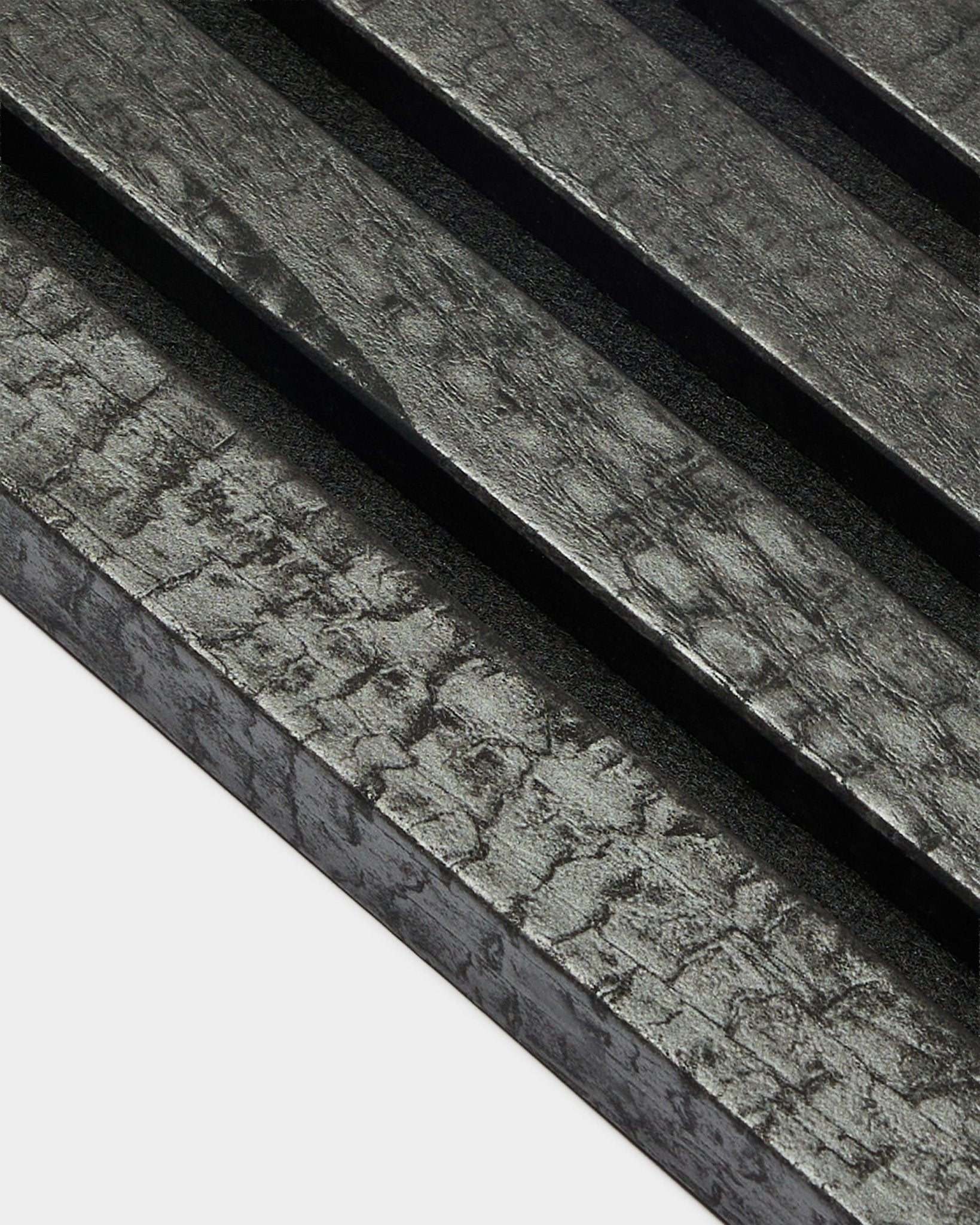 WoodUpp Akupanel listwa końcowa Lamella w kolorze Charcoal (2,2 cm), z diagonalnymi, teksturowanymi akustycznymi panelami drewnianymi z opalanym wykończeniem black, do montażu na ścianie.