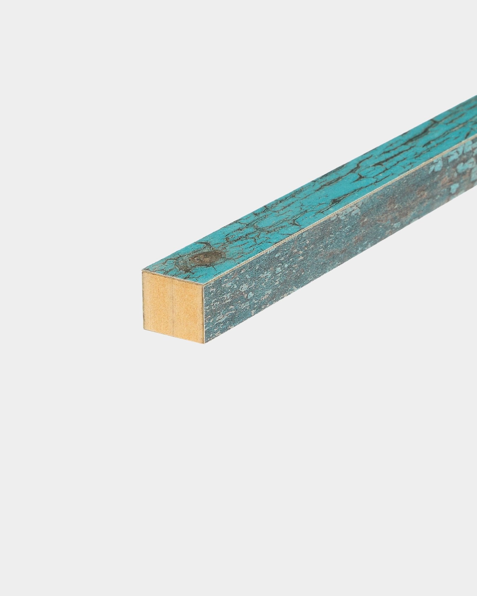Końcowa lamela WoodUpp Akupanel w kolorze Oxide Blue, 2,2 cm, zaprojektowana do wykańczania paneli akustycznych lub ram MDF z widocznym drewnianym wykończeniem.
