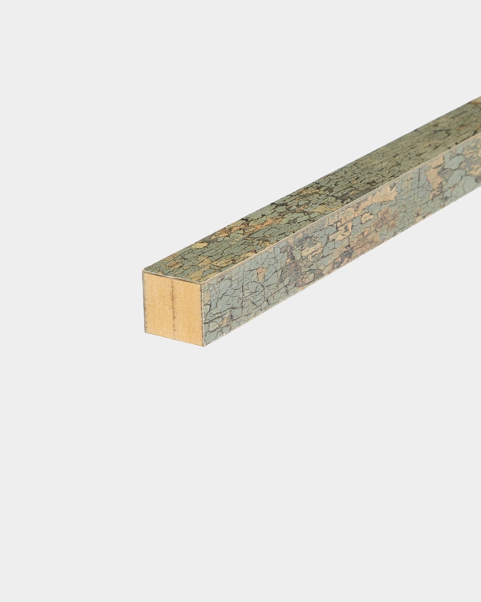 WoodUpp End Lamella w kolorze Oxide Grey, 2,2 cm: kwadratowy profil na ramie z MDF z popękaną, zielonkawą powierzchnią, zaprojektowany jako element wykończeniowy do paneli akustycznych Akupanel.
