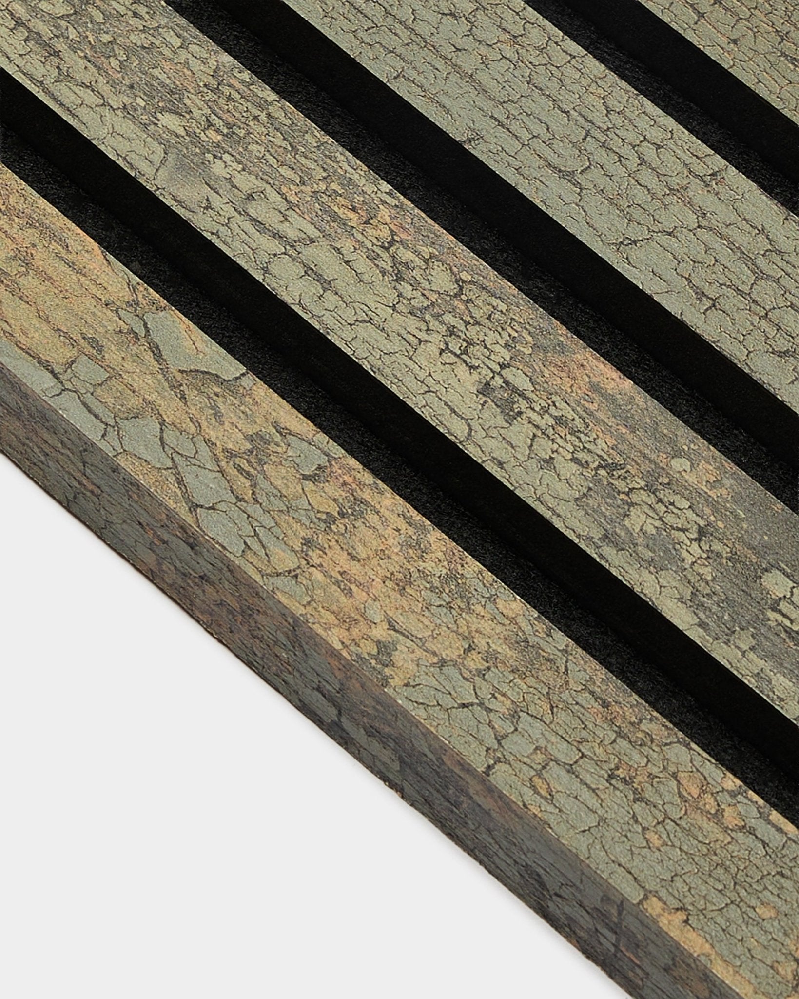 Zbliżenie na WoodUpp Akupanel End Lamella w kolorze Oxide Grey, 2,2 cm, pokazujące fakturowaną Panel akustyczny z black rowkami na powierzchni w ziemistych tonach.