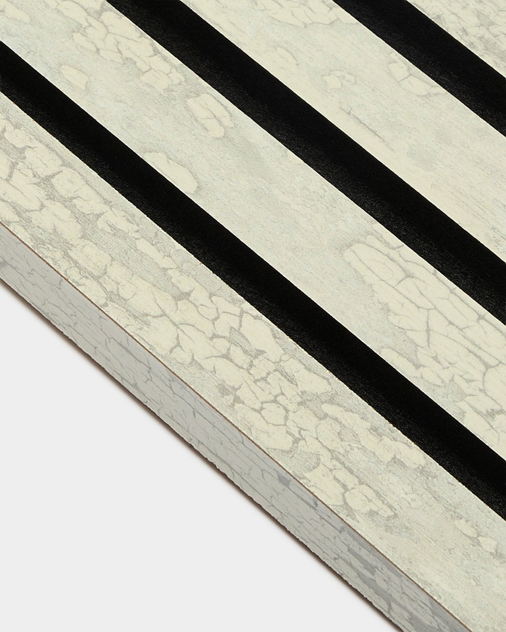 Zbliżenie na lamelę końcową WoodUpp Akupanel w kolorze Oxide White (2,2 cm) z trzema ukośnymi pasami black na ramie MDF Panel akustyczny.