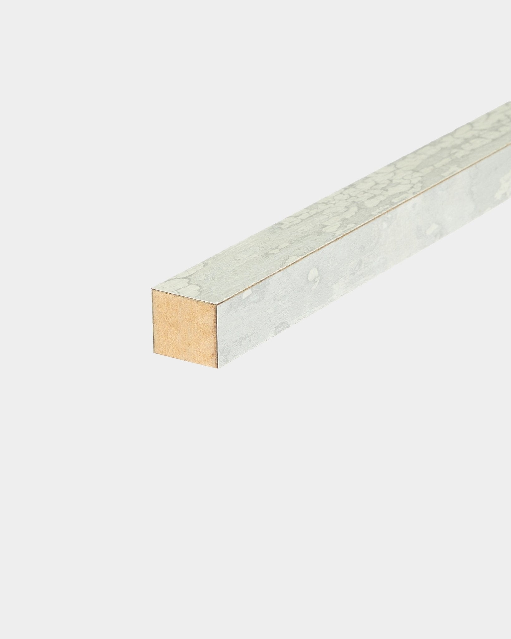 Zbliżenie na lamelę końcową WoodUpp w kolorze Oxide White, 2,2 cm, pokazujące teksturowaną powłokę z trzech stron do montażu na ramie MDF z systemami Panel akustyczny.