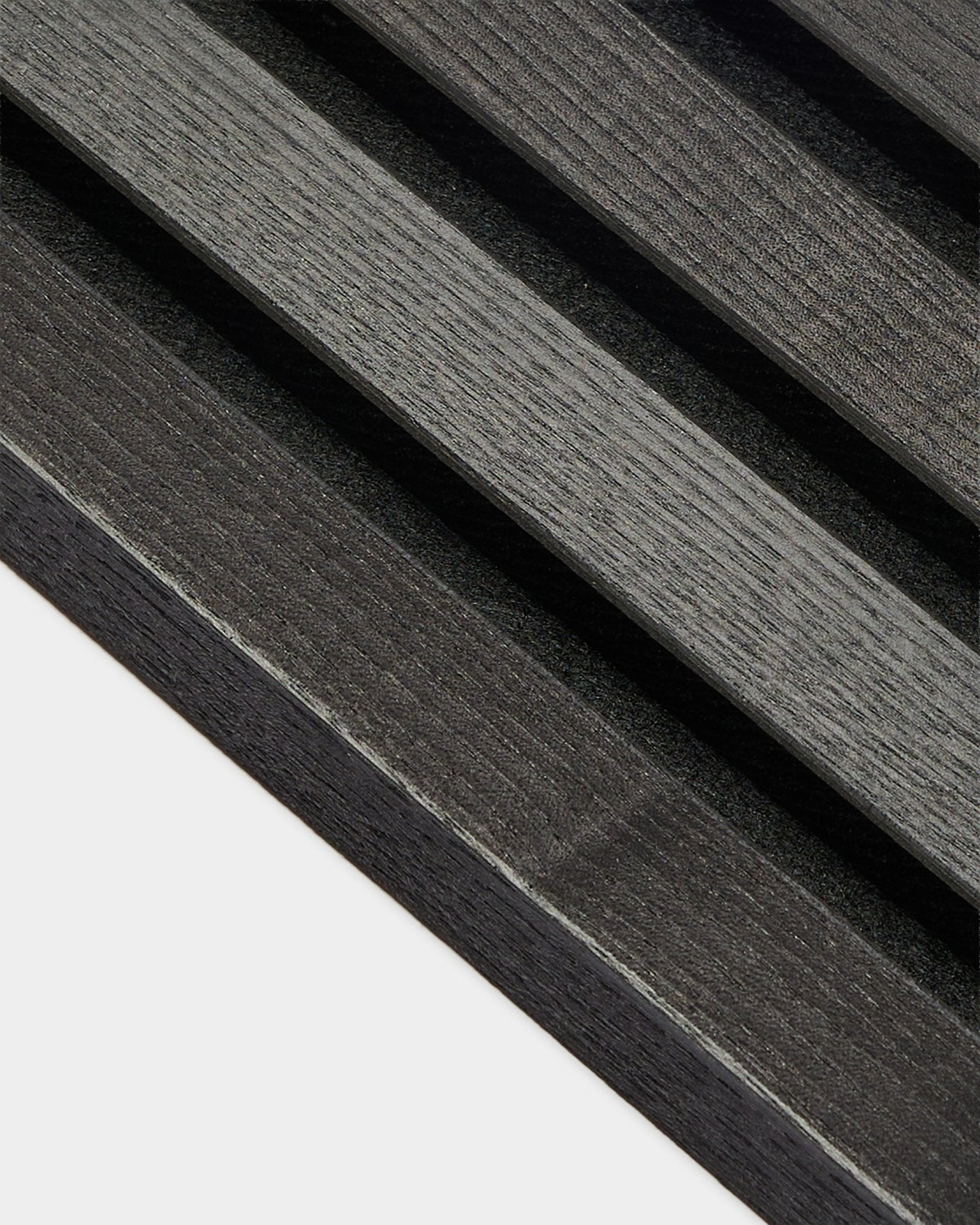 Zbliżenie na listwę końcową WoodUpp w wykończeniu Black Ash, o grubości 2,2 cm, zaprojektowaną do instalacji Akupanel Panel akustyczny lub do użycia z ramą MDF.