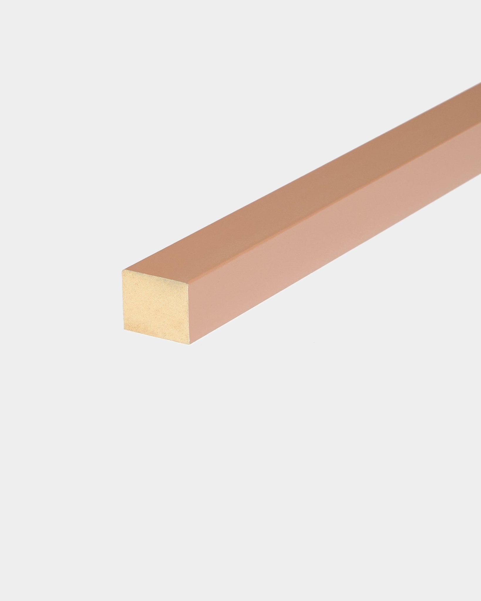 WoodUpp End Lamella w wykończeniu Clay, szerokość 2,2 cm, do stosowania z panelami akustycznymi Akupanel lub do budowy ram z MDF; część kolekcji Nordic acoustic wood.