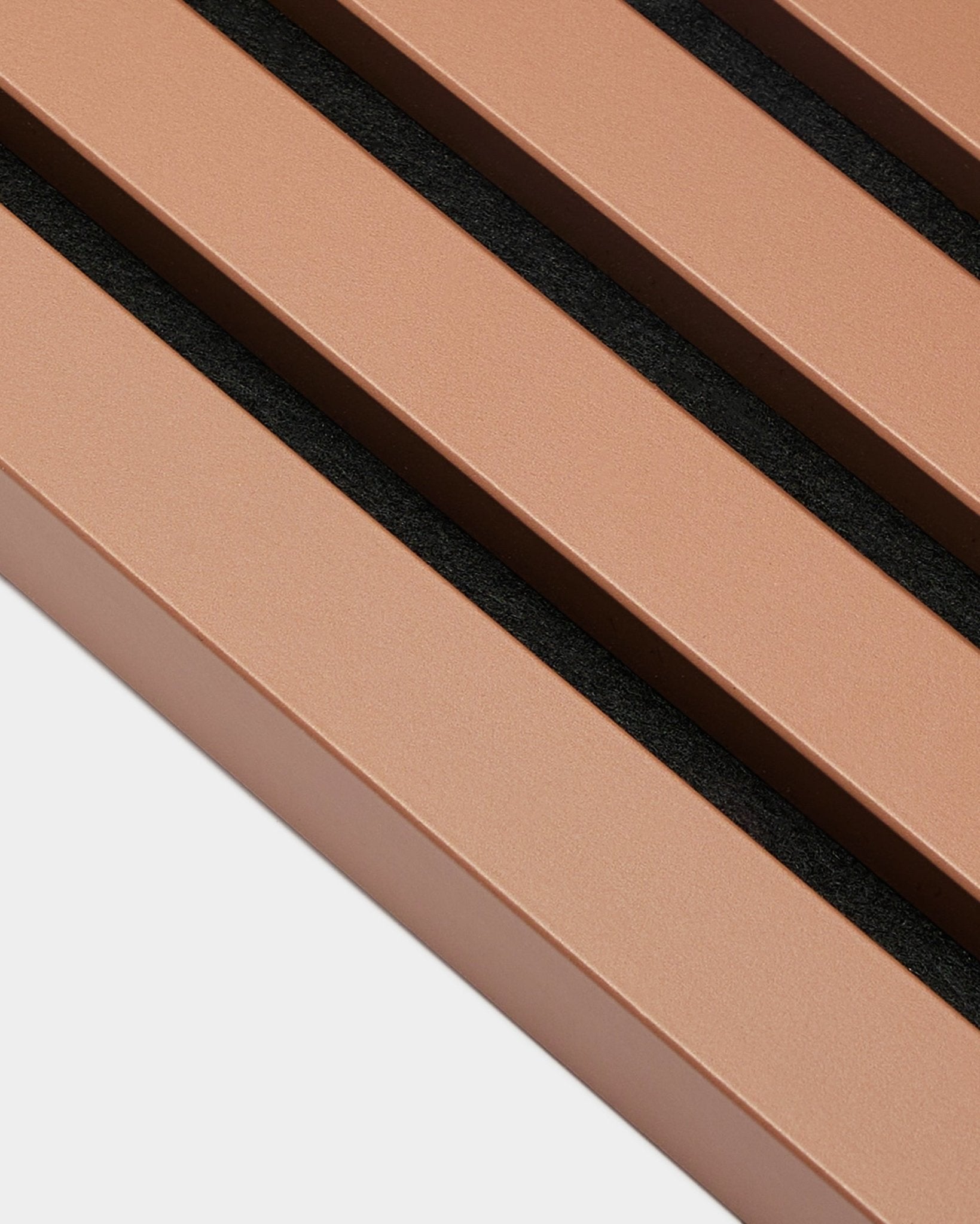 WoodUpp Akupanel End Lamella w kolorze Clay, grubość 2,2 cm, z metalowymi listwami w odcieniu brązu i odstępami black, przeznaczona do montażu na ścianie Panel akustyczny lub Akupanel.
