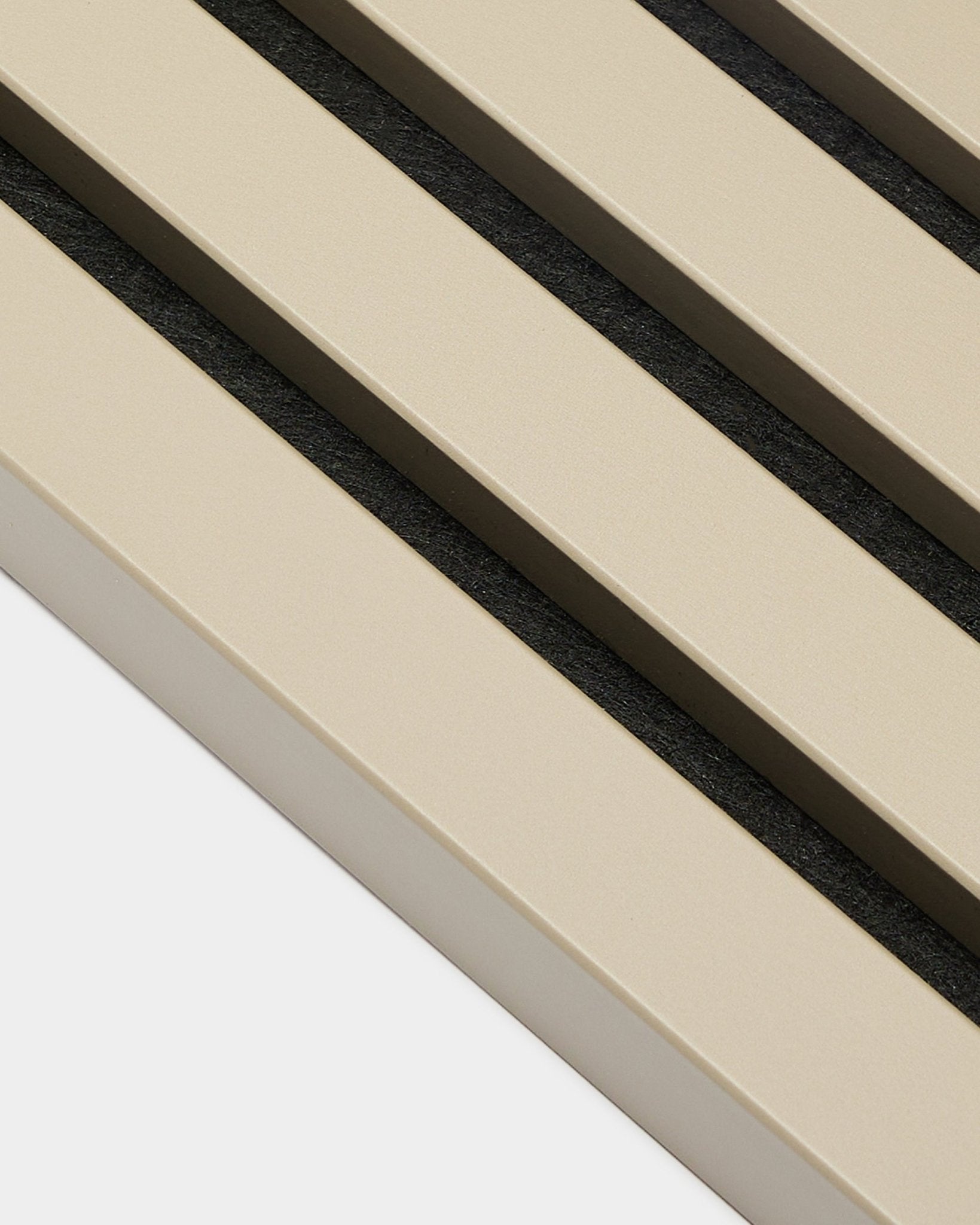 Zbliżenie na WoodUpp Akupanel End Lamella w kolorze Stone, 2,2 cm — beige listwy akustyczne z przerwami black na białym podkładzie, odpowiednie do ścian panelowych z ramą MDF.