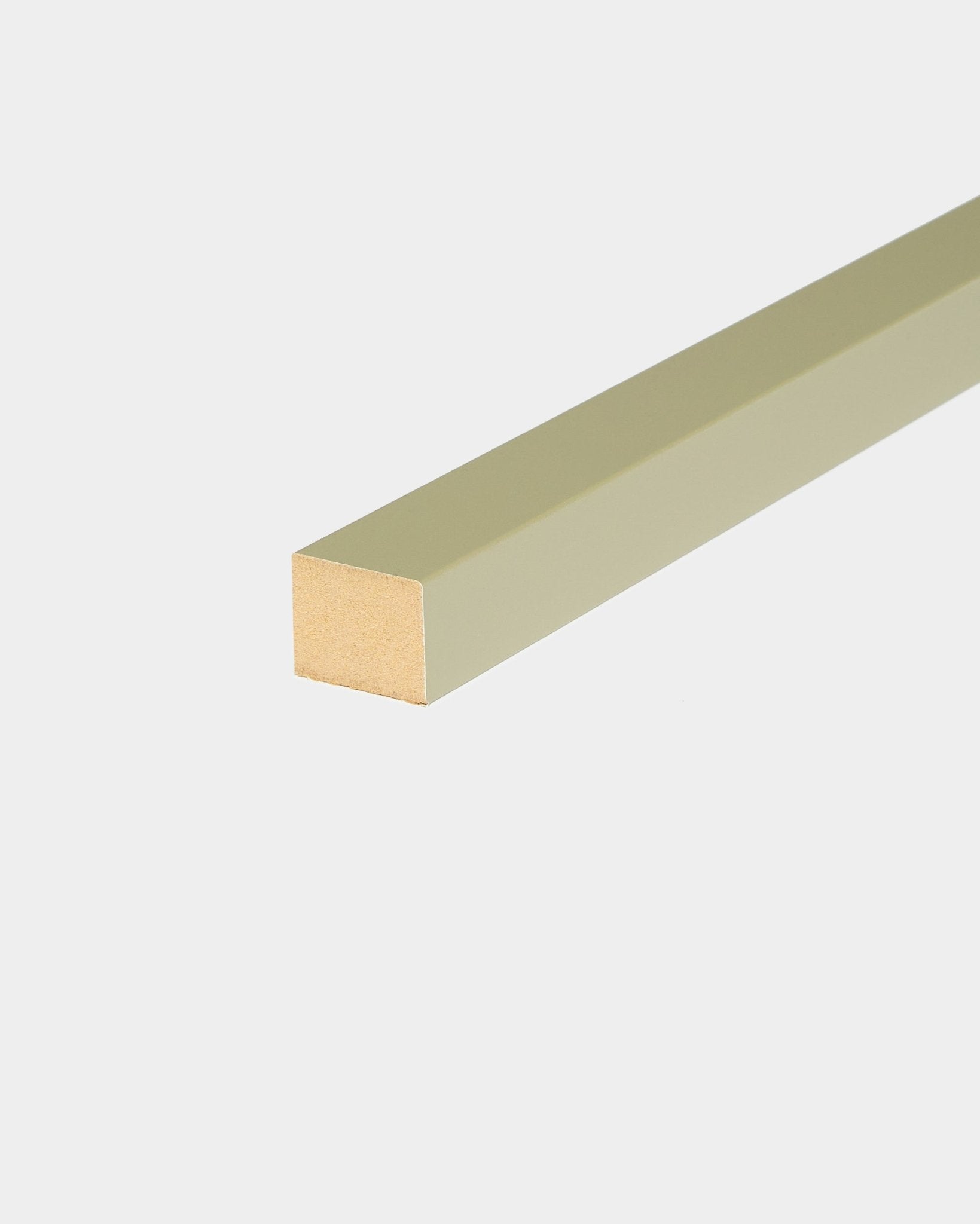 WoodUpp End Lamella w kolorze Moss, 2,2 cm: długa lamela z zielonym wykończeniem i widocznymi drewnianymi końcami, przeznaczona do montażu w ramie Akupanel Panel akustyczny lub MDF.