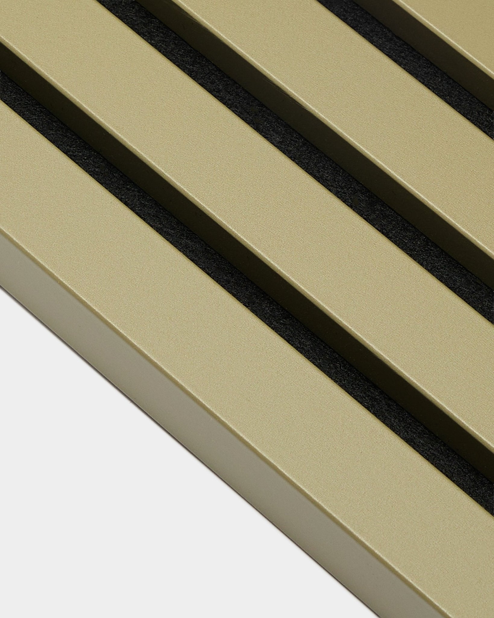 Zbliżenie na WoodUpp Akupanel End Lamella w kolorze Moss, 2,2 cm: złota metaliczna Panel akustyczny z trzema równoległymi ukośnymi rowkami black.
