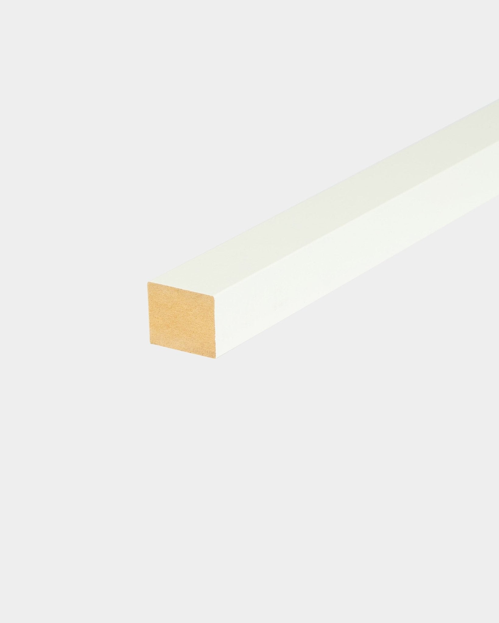 Lamela końcowa WoodUpp Akupanel w kolorze Snow, 2,2 cm: długa krawędź wykończeniowa z MDF Panel akustyczny z białymi bokami i niewykończonym końcem na jednolitym jasnoszarym tle.