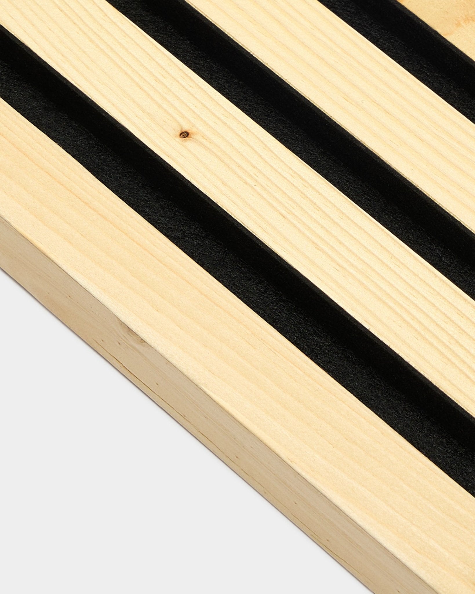 WoodUpp Alp Panel akustyczny (2,2 cm) z równoległymi rowkami z filcu black i ramą z MDF, pokazany na jednolitym białym tle. Nordycki minimalistyczny design.