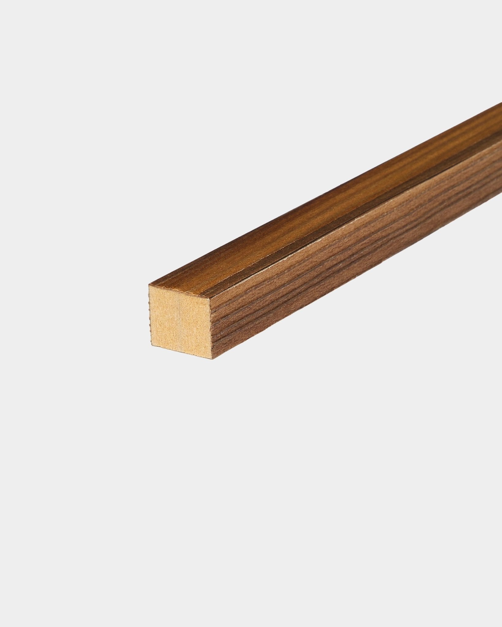 WoodUpp End Lamella w wykończeniu Rustic Smoked Larch, o grubości 2,2 cm, zaprojektowana jako akcesorium do paneli akustycznych Akupanel, pokazana na jednolitym białym tle.