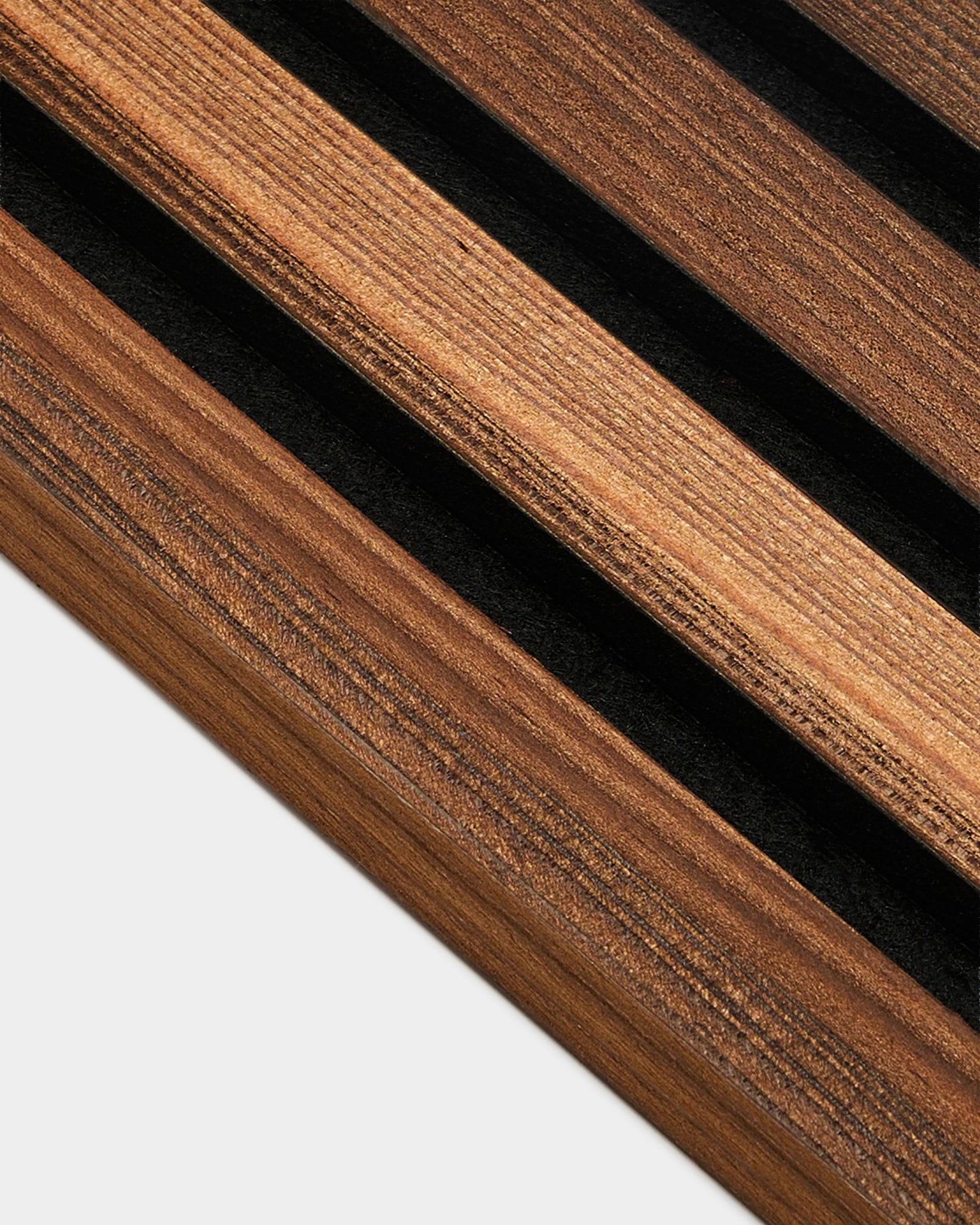 Zbliżenie na WoodUpp End Lamella Rustic Smoked Larch (2,2 cm), zaprojektowaną do montażu Akupanel Panel akustyczny; widoczne naturalne usłojenie i przydymione wykończenie.